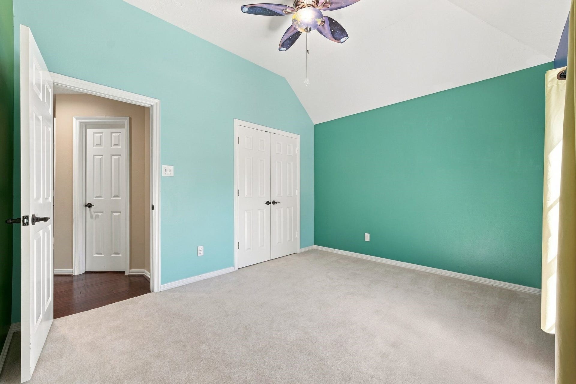 201 Lago Vista Street, League City, TX 77565 Discover a bright, inviting room with high ceilings and fresh, vibrant walls, ready for your personal touch.
