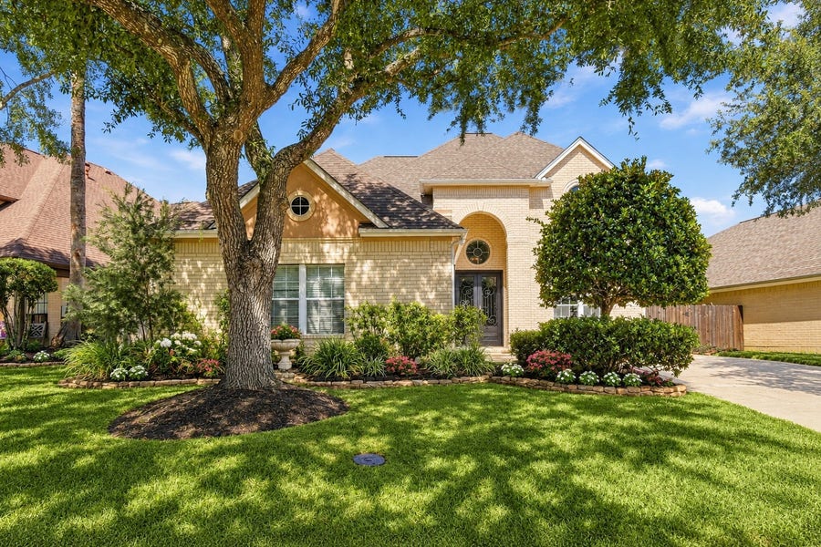 Property photo for 201 Lago Vista Street, League City, TX