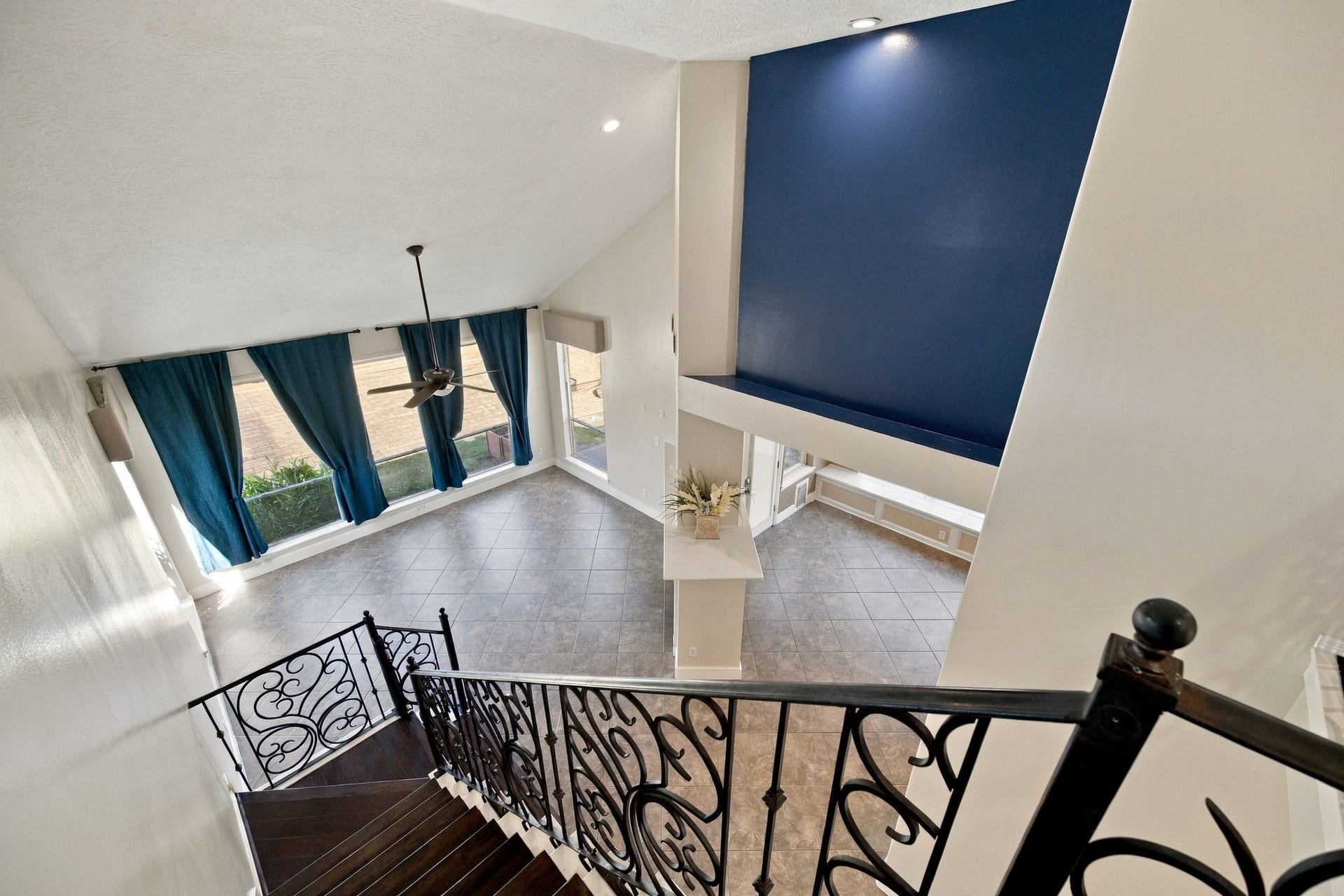 201 Lago Vista Street, League City, TX 77565 Ascend to the second floor to enjoy a stunning bird's-eye view of the spacious living and breakfast rooms, highlighted by elegant railings and abundant natural light.