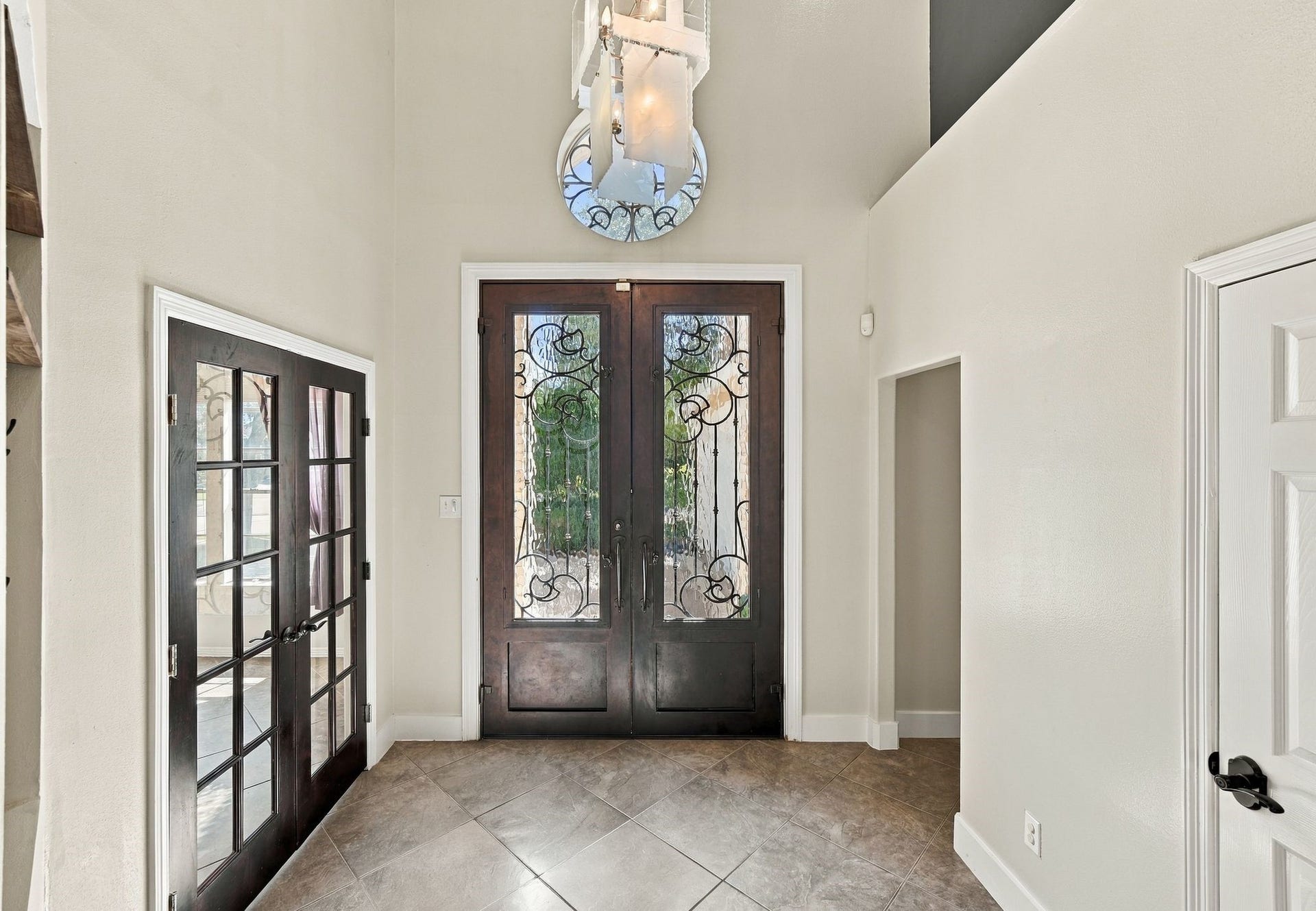 201 Lago Vista Street, League City, TX 77565 Step into a welcoming foyer with soaring high ceilings, setting an elegant tone for the rest of the home.