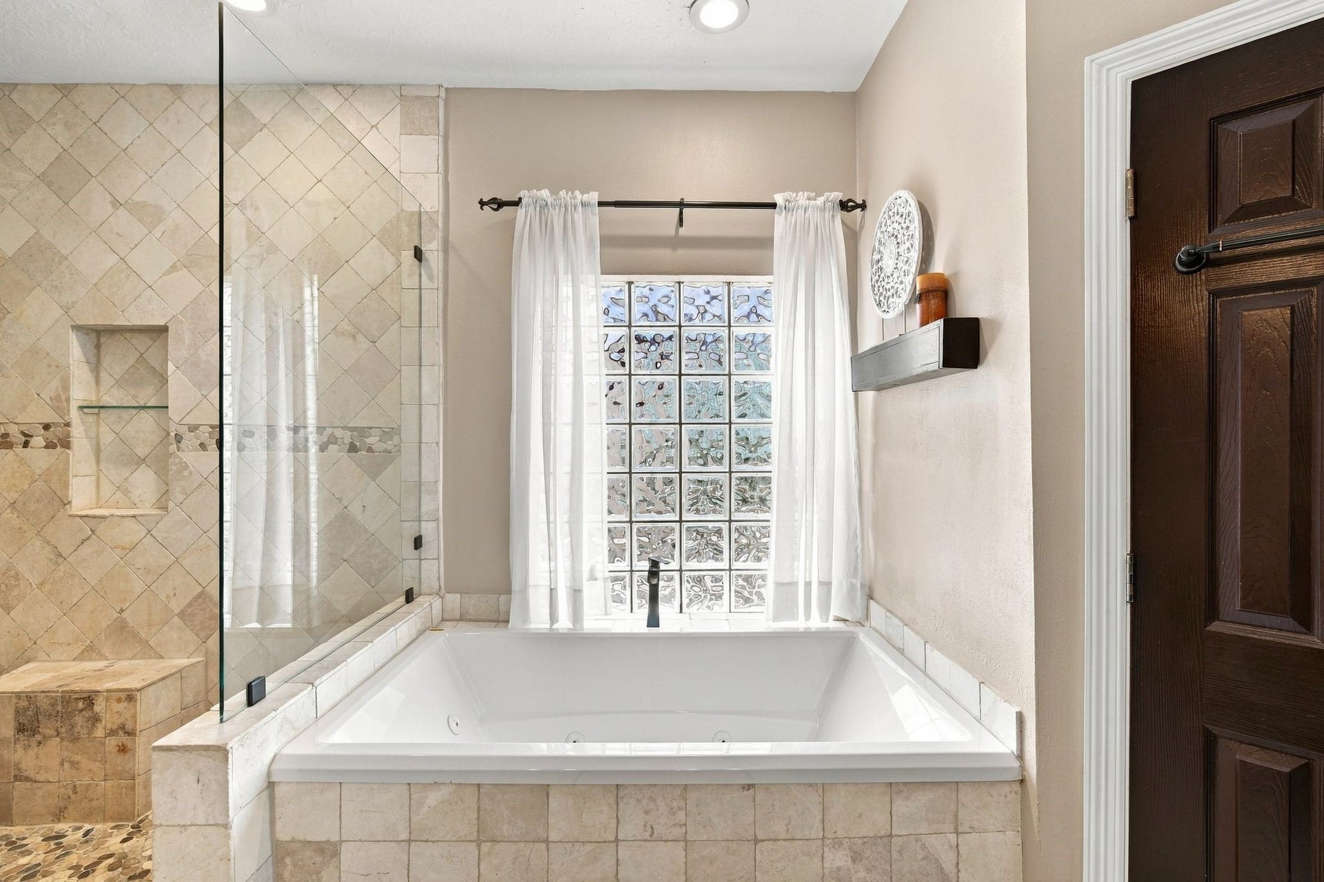 201 Lago Vista Street, League City, TX 77565 Indulge in ultimate relaxation with the luxurious oversized jetted tub, perfect for unwinding in style.