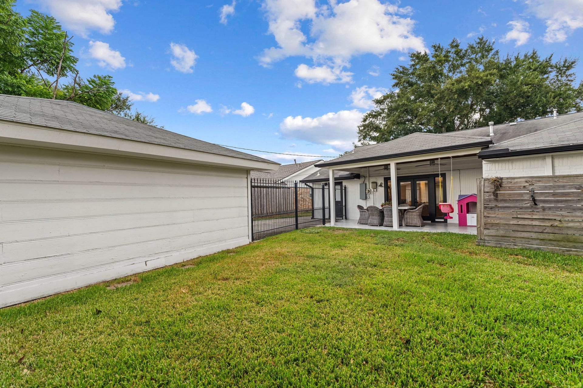 9206 Kapri Lane, Houston, TX 77025 Another view of the covered patio overlooking the backyard.