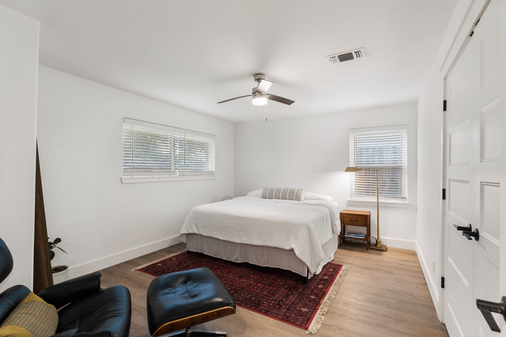 9206 Kapri Lane, Houston, TX 77025 Spacious guest bedroom with updated flooring, recessed lighting, ceiling fan, multiple windows for natural light and clean contemporary finishes.