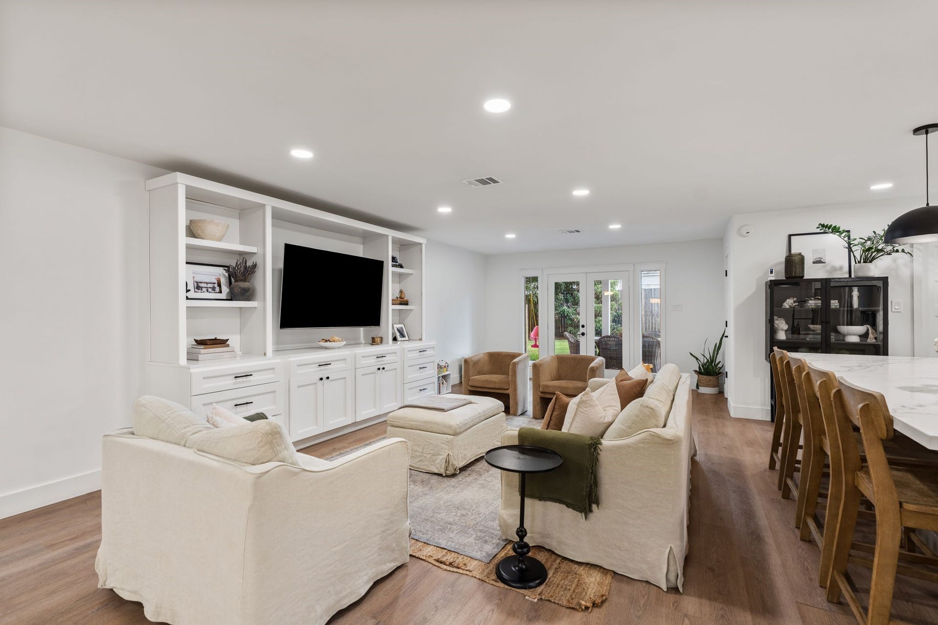 9206 Kapri Lane, Houston, TX 77025 Bright, open-concept living space.