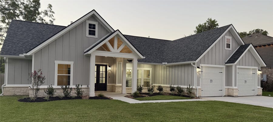 Property photo for 320 Wood Haven Drive, West Columbia, TX