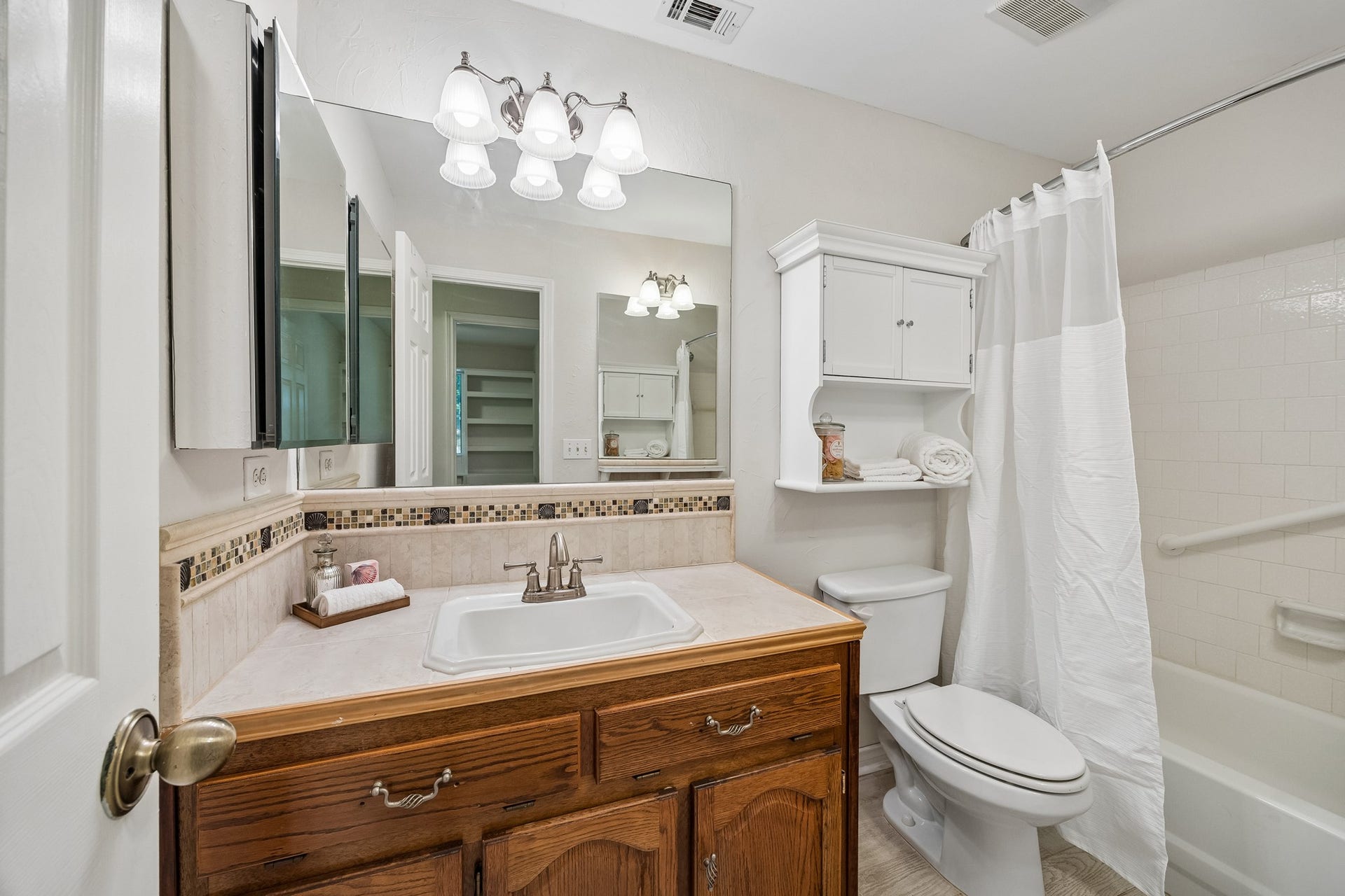 2716 Village Mills Drive, Pearland, TX 77584 Hall Bath