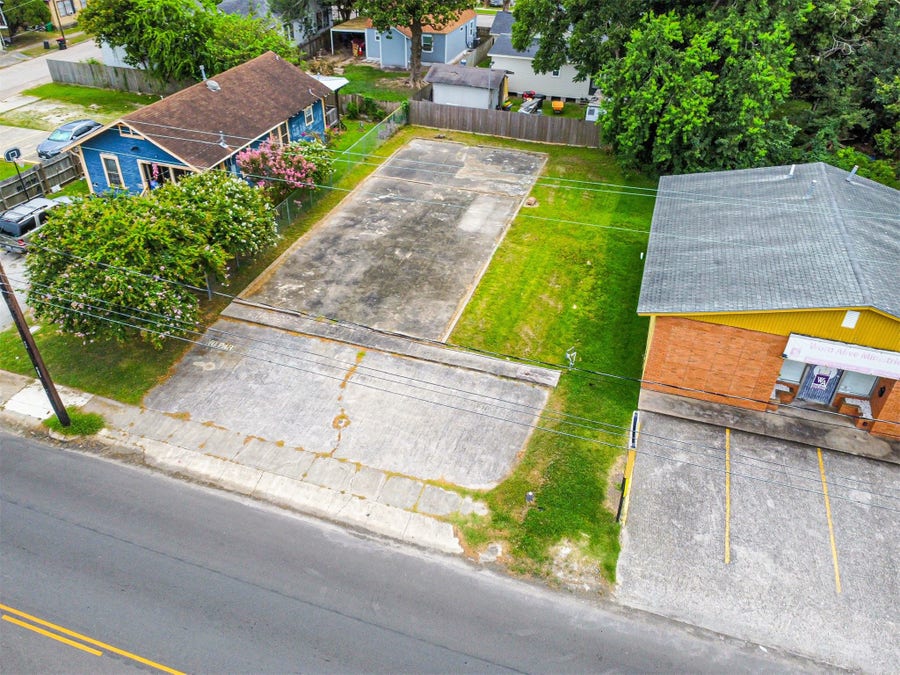 Property photo for 213 E Texas Avenue, Baytown, TX