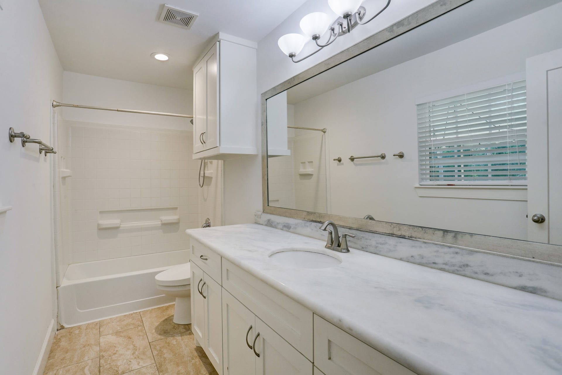 4419 Cynthia, Bellaire, TX 77401 This bathroom is 12x5.