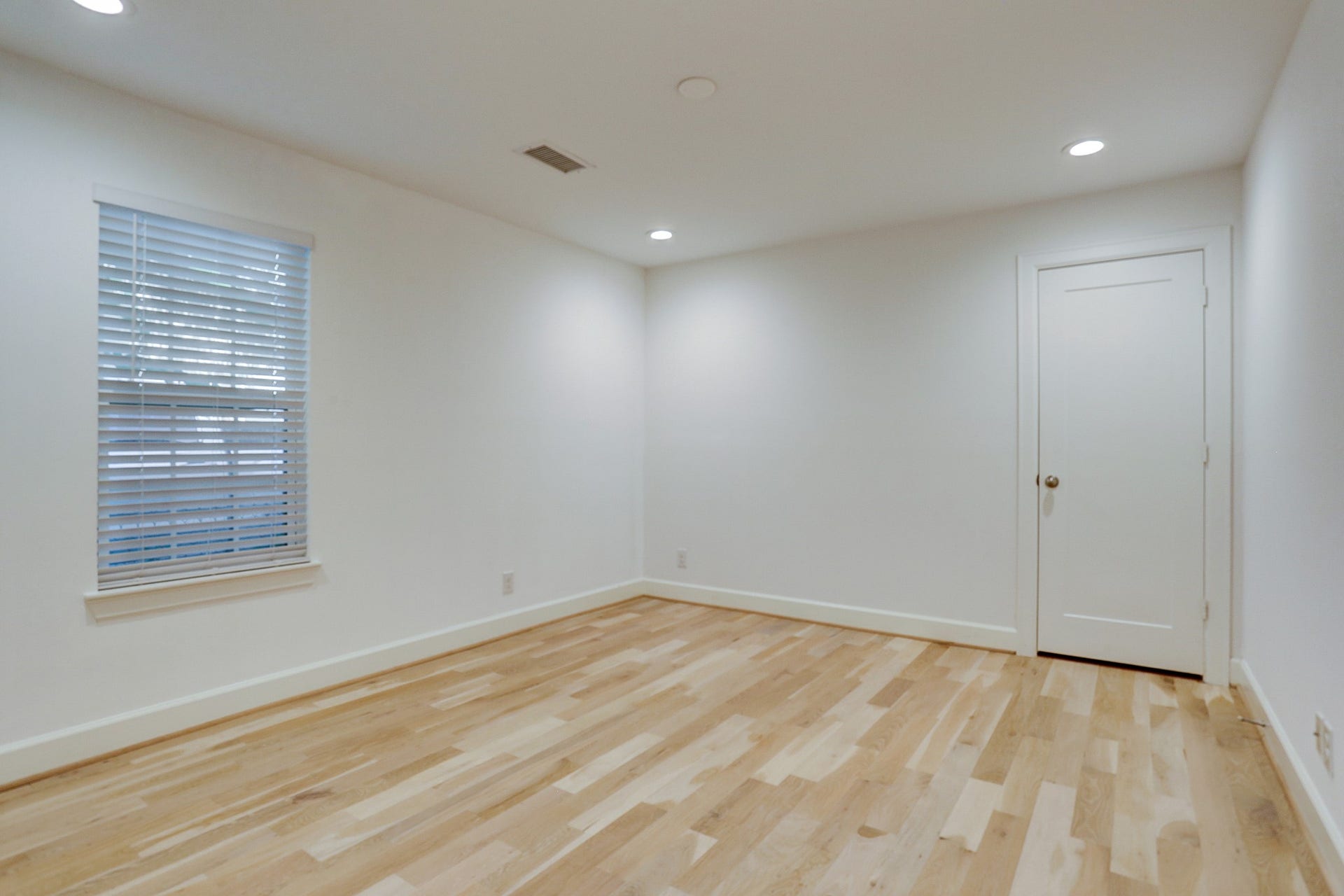4419 Cynthia, Bellaire, TX 77401 This bedroom is 13x12.