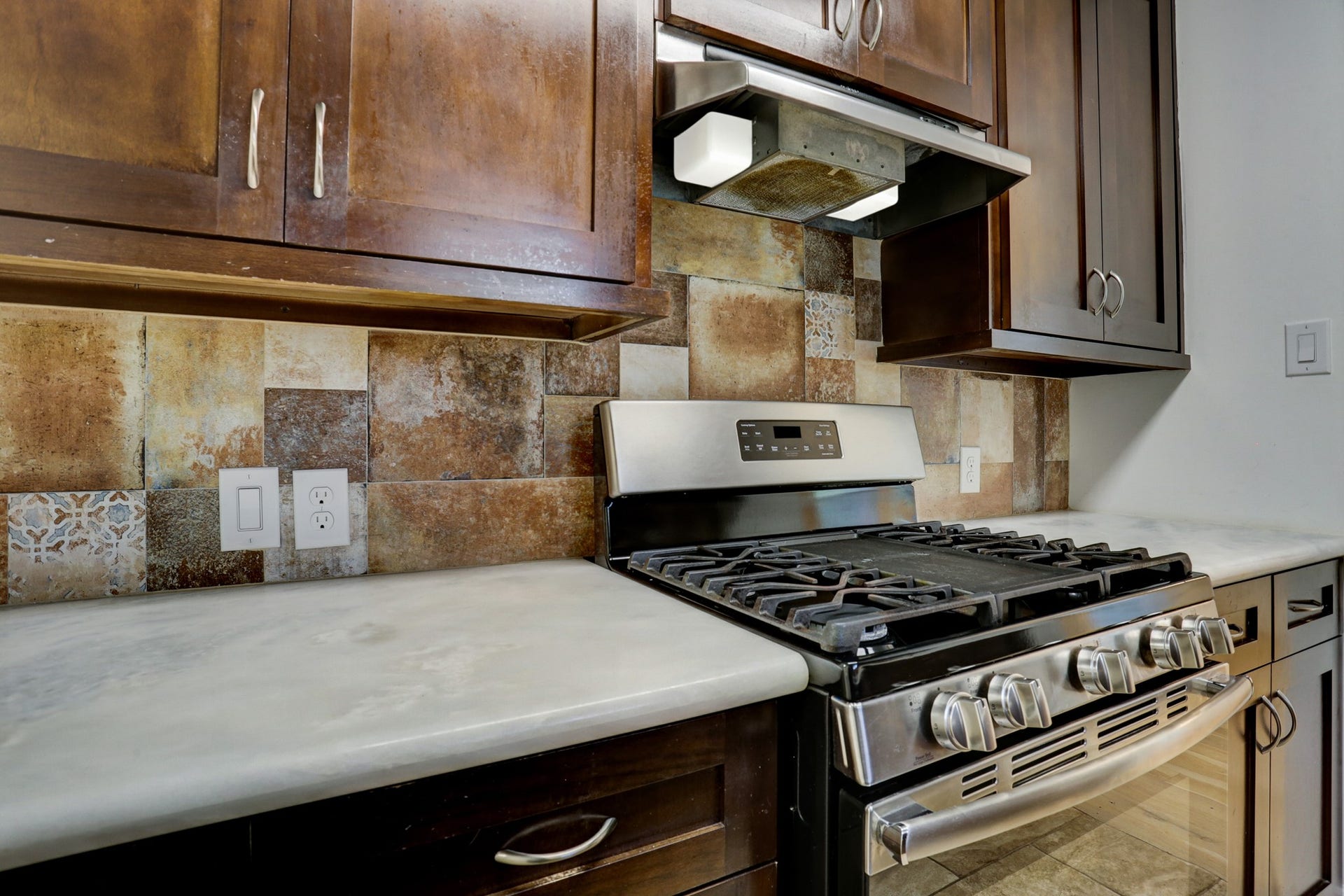 4419 Cynthia, Bellaire, TX 77401 Gas stove.