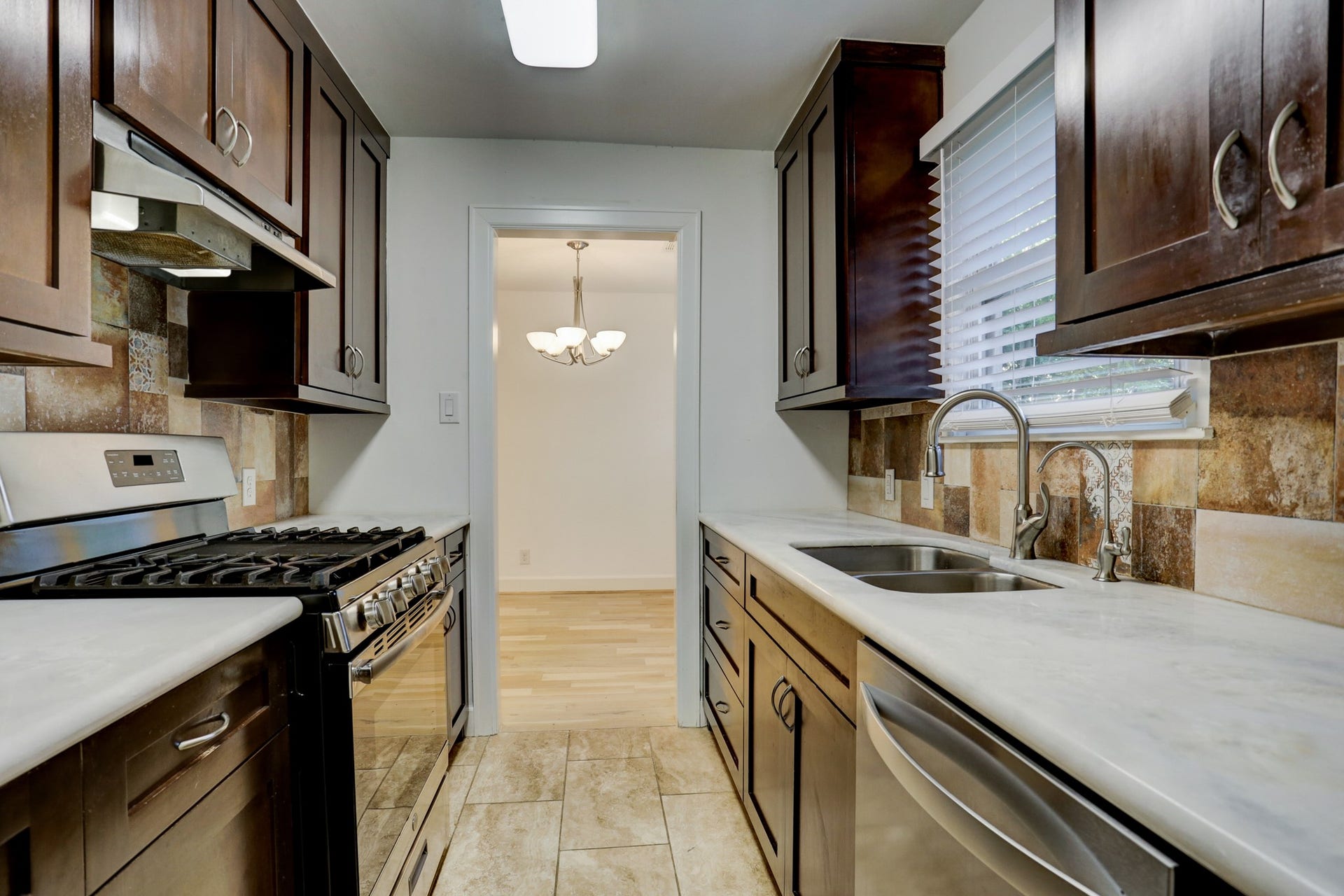 4419 Cynthia, Bellaire, TX 77401 A completely modern kitchen with gas cooking.
