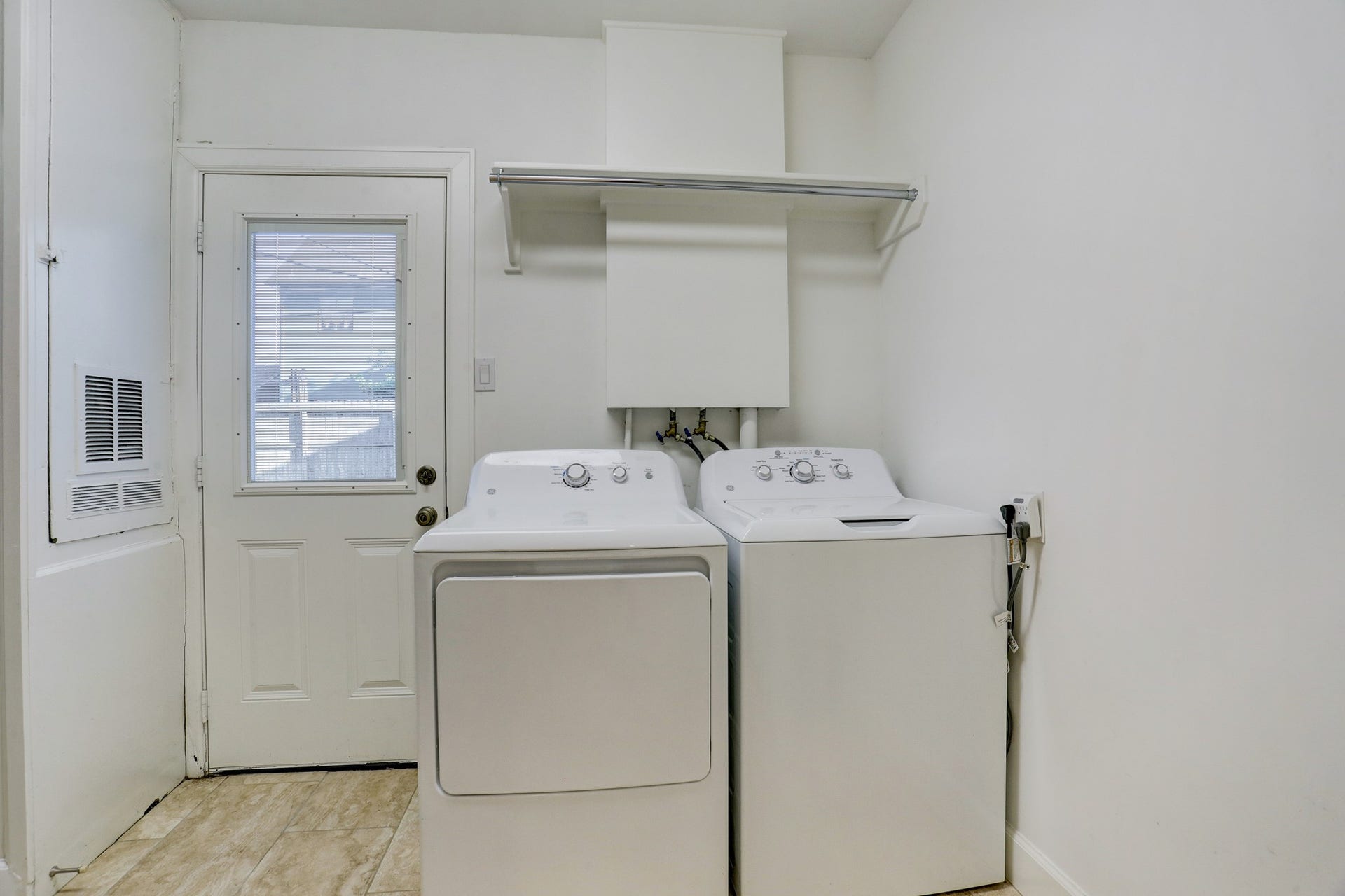4419 Cynthia, Bellaire, TX 77401 Full size washer & dryer.