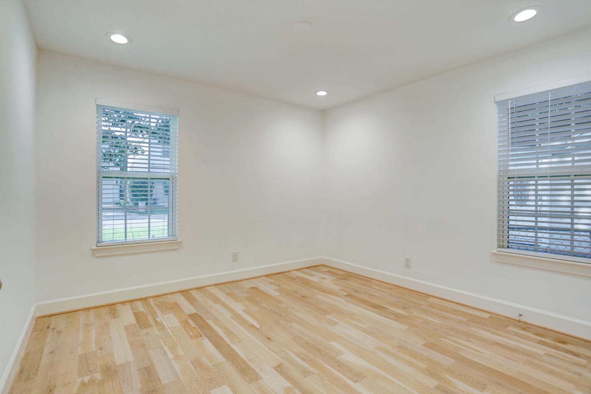 4419 Cynthia, Bellaire, TX 77401 This bedroom is 11x11. It has a 5x4 walk-in closet.