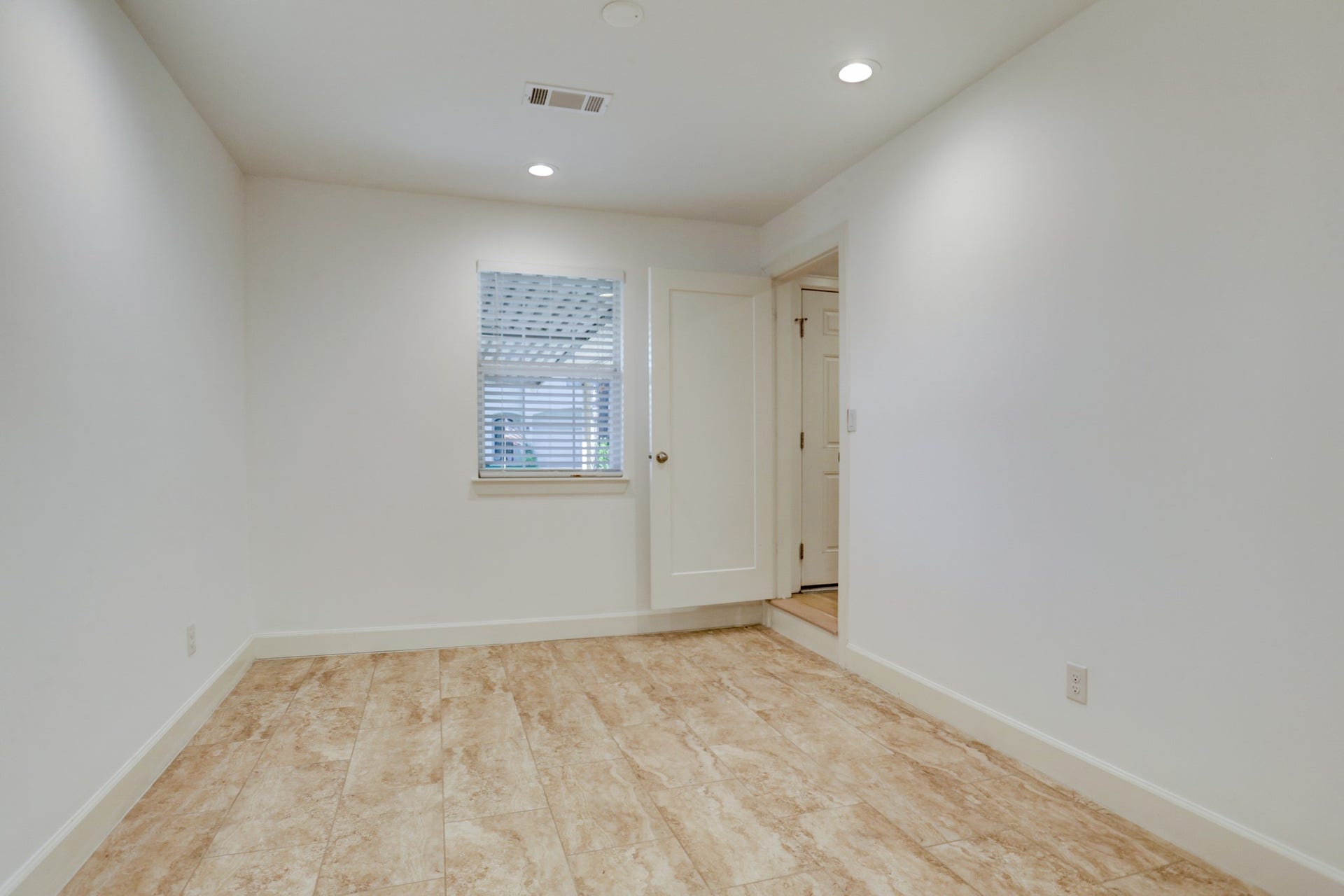 4419 Cynthia, Bellaire, TX 77401 The opposite end of the bedroom/study/den.