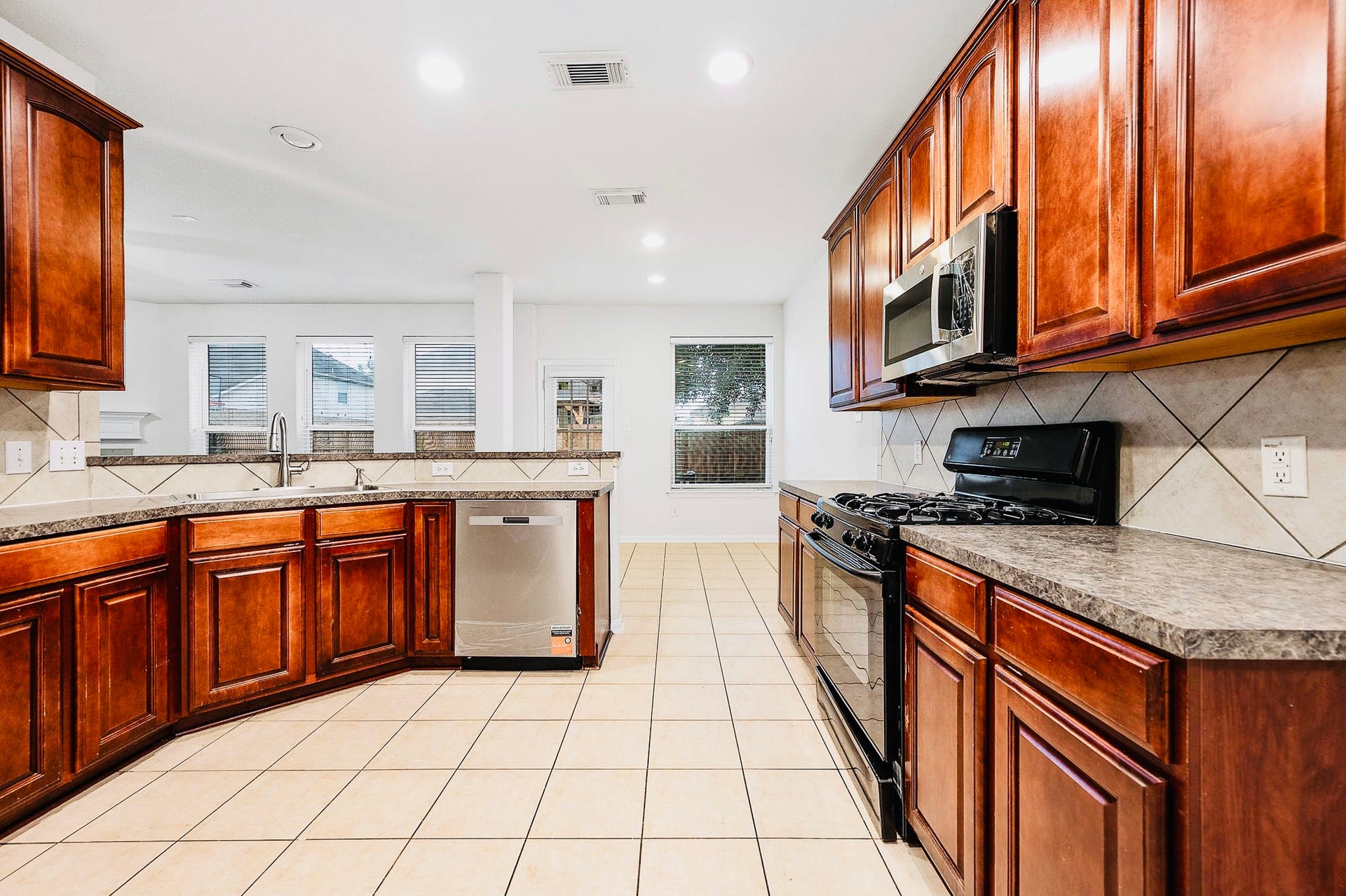 2032 Creek Shore Lane, Pearland, TX 77581 2032 Creek Shore Lane, Pearland, TX 77581
