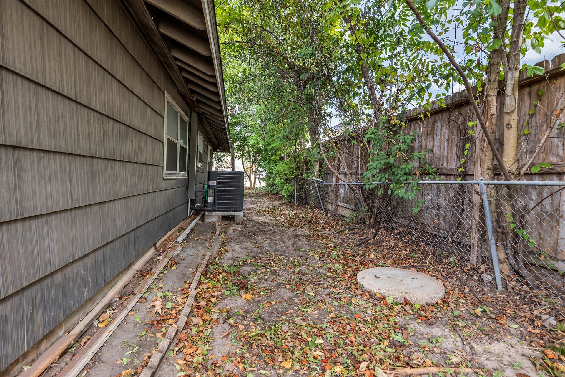 5326 Judalon Lane, Houston, TX 77056 Additional side yard space along the fenced property line.