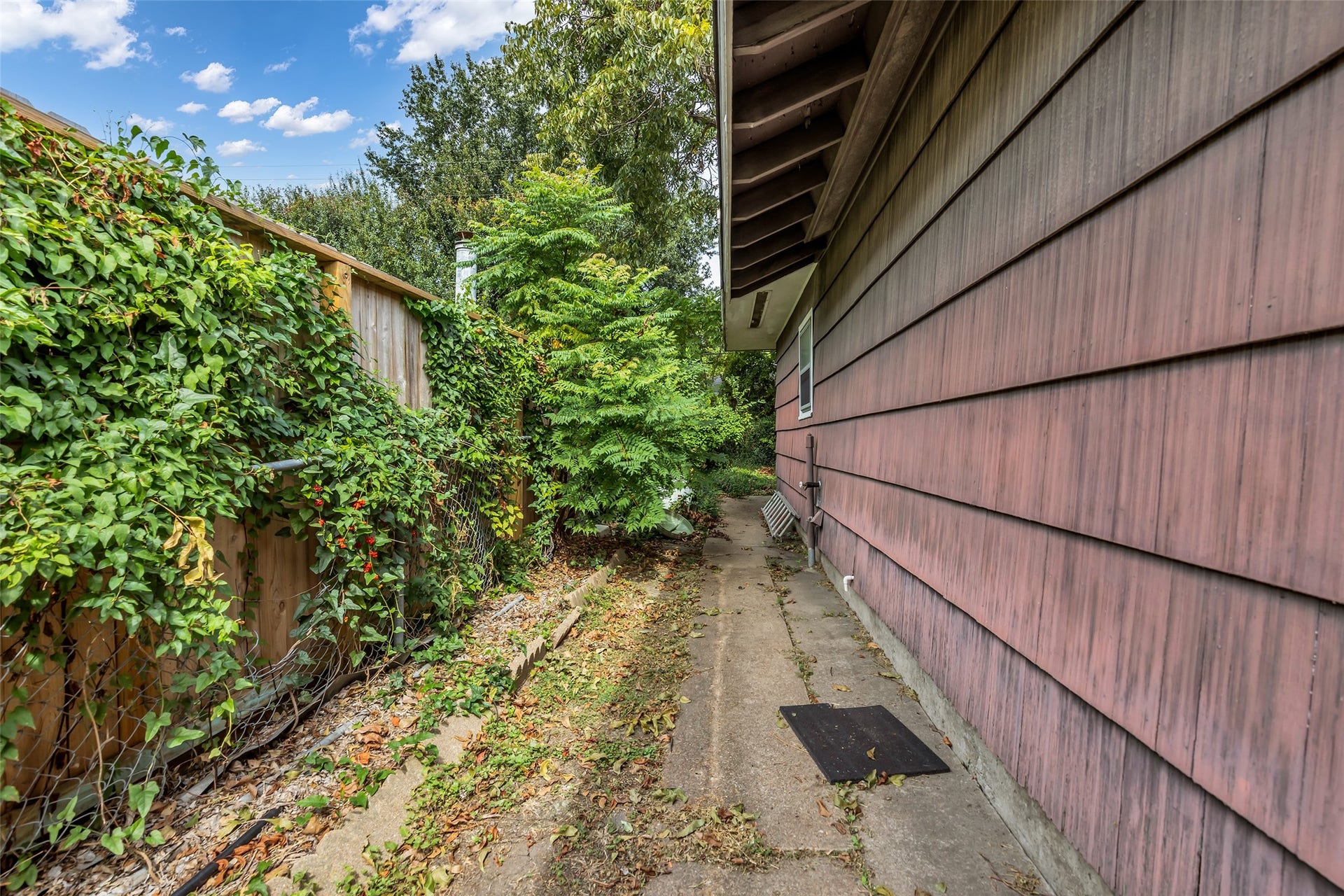 5326 Judalon Lane, Houston, TX 77056 A fenced lot with easy access to Uptown dining, shopping and major freeways.
