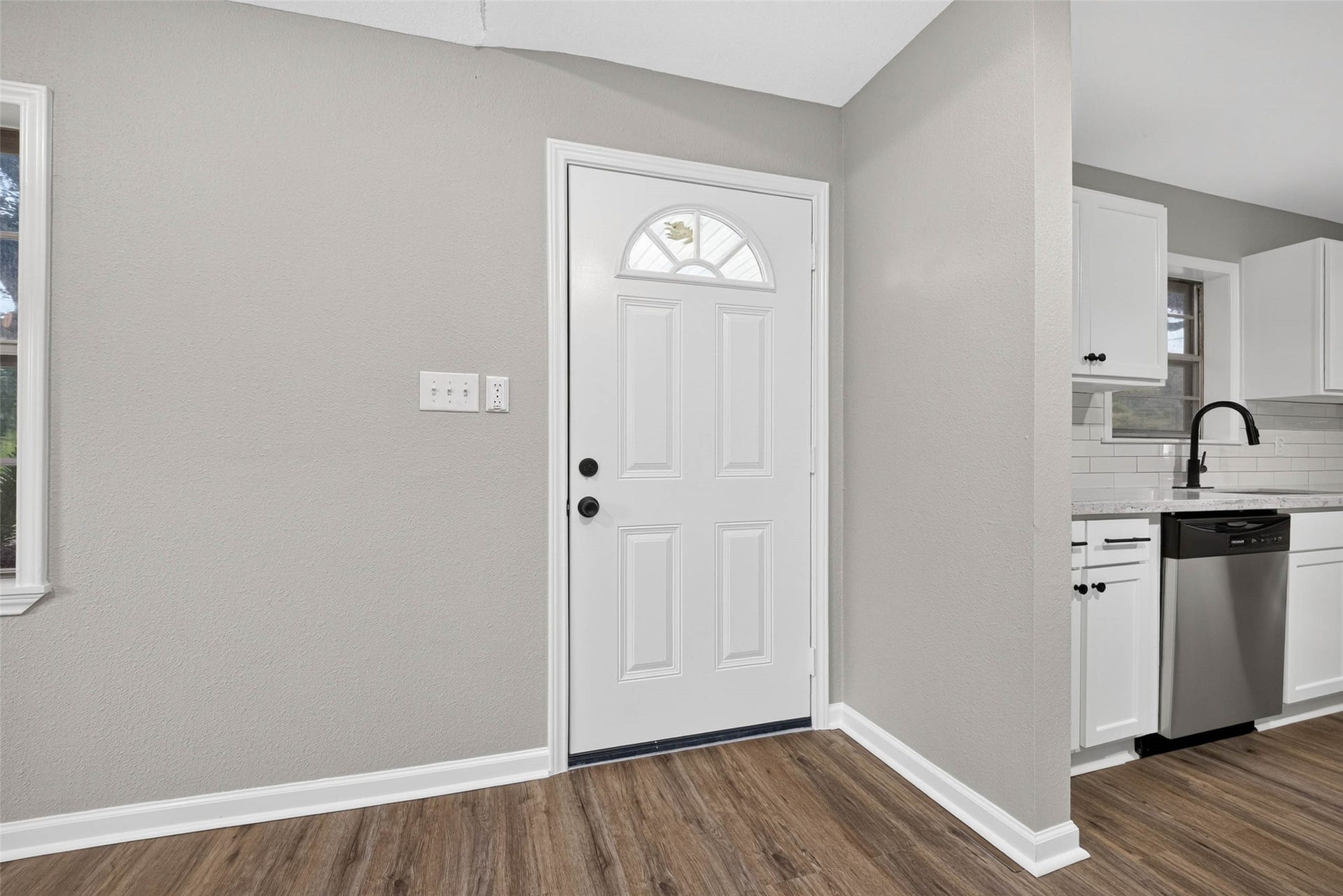 4701 Cherry Street, Santa Fe, TX 77517 Looking at the front door from the front living room