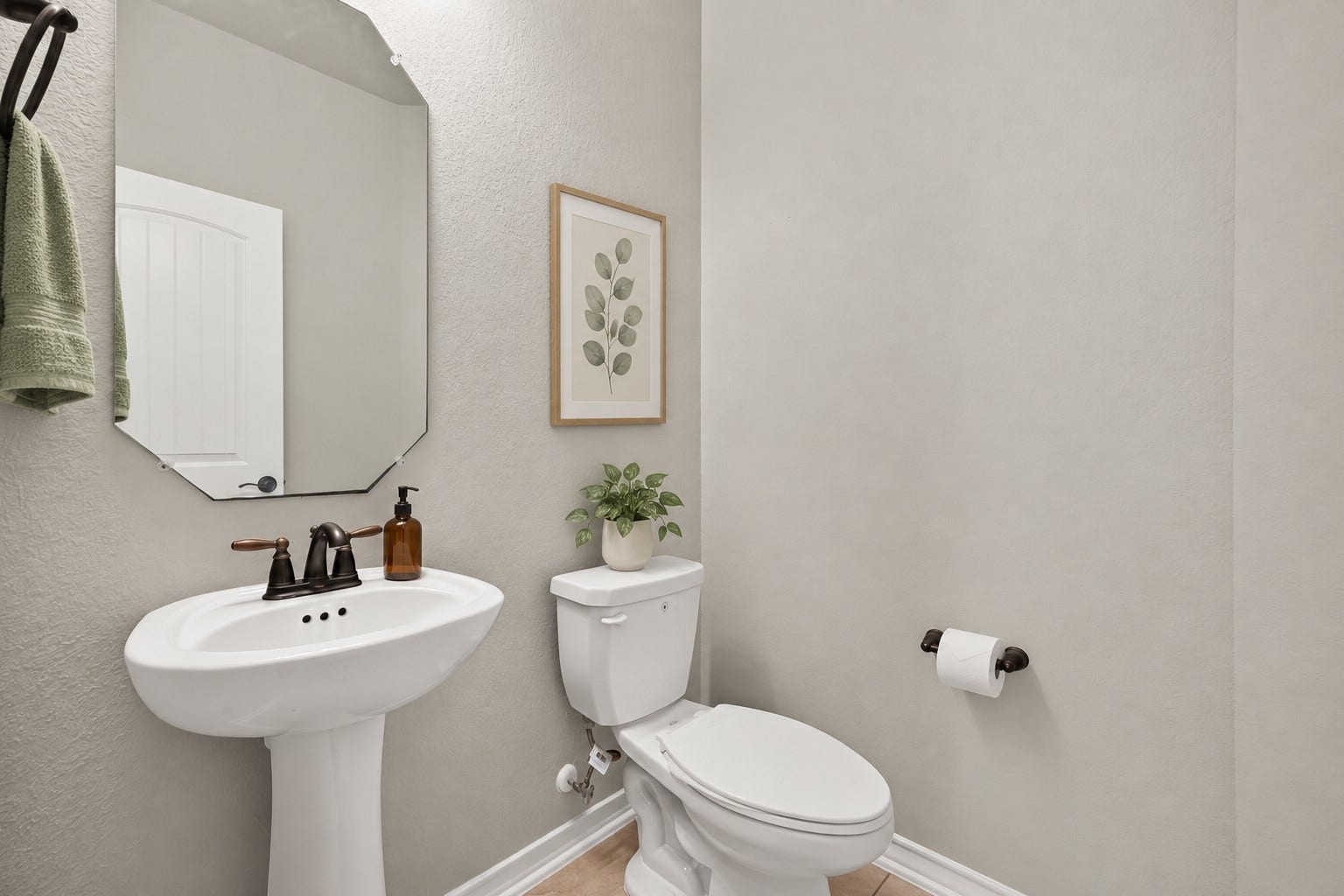 3658 Diamond Creek Drive, Missouri City, TX 77459 Virtually staged. Convenient powder room with pedestal sink located on the main level. Neutral finishes create a clean, classic look.