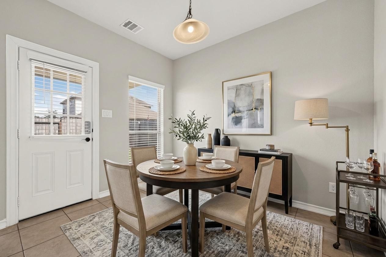 3658 Diamond Creek Drive, Missouri City, TX 77459 Virtually staged. Bright dining area positioned nearthe kitchen with direct access to the backyard. Aninviting setting for casual meals and gatherings.