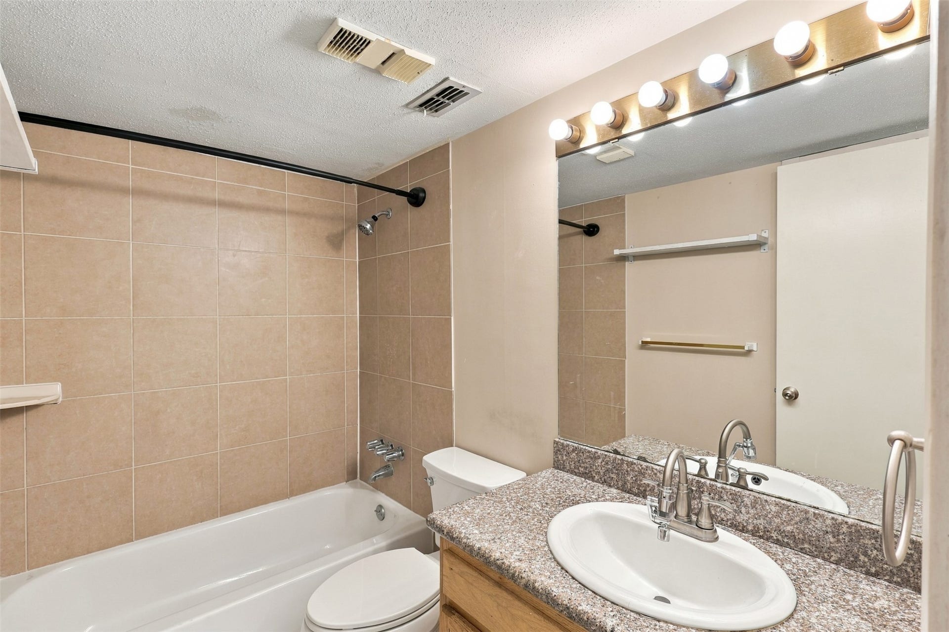 2250 Bering Drive, #80, Houston, TX 77057 Ensuite Bathroom.