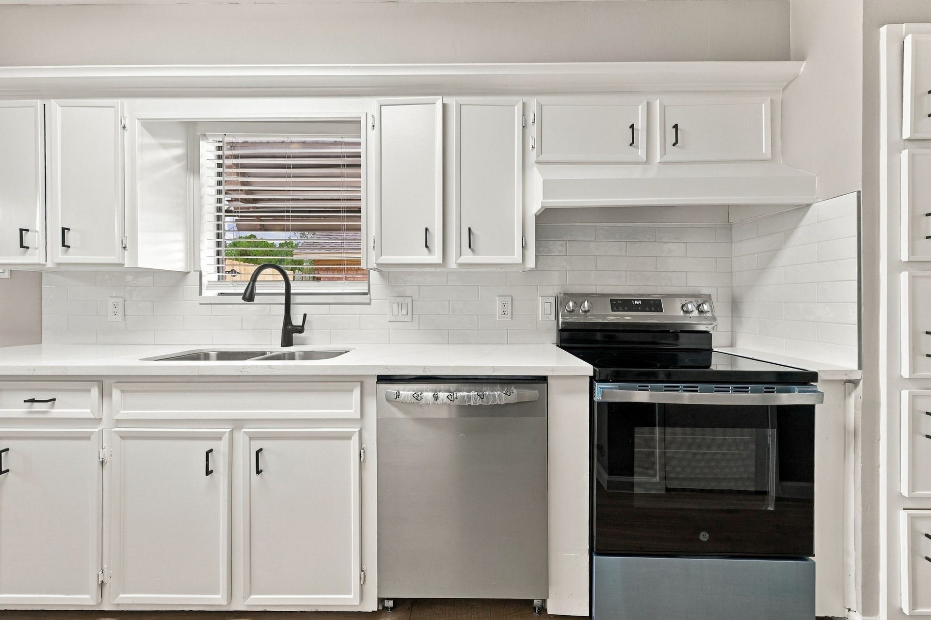 9859 Sageroyal Lane, Houston, TX 77089 9859 Sageroyal Lane, Houston, TX 77089