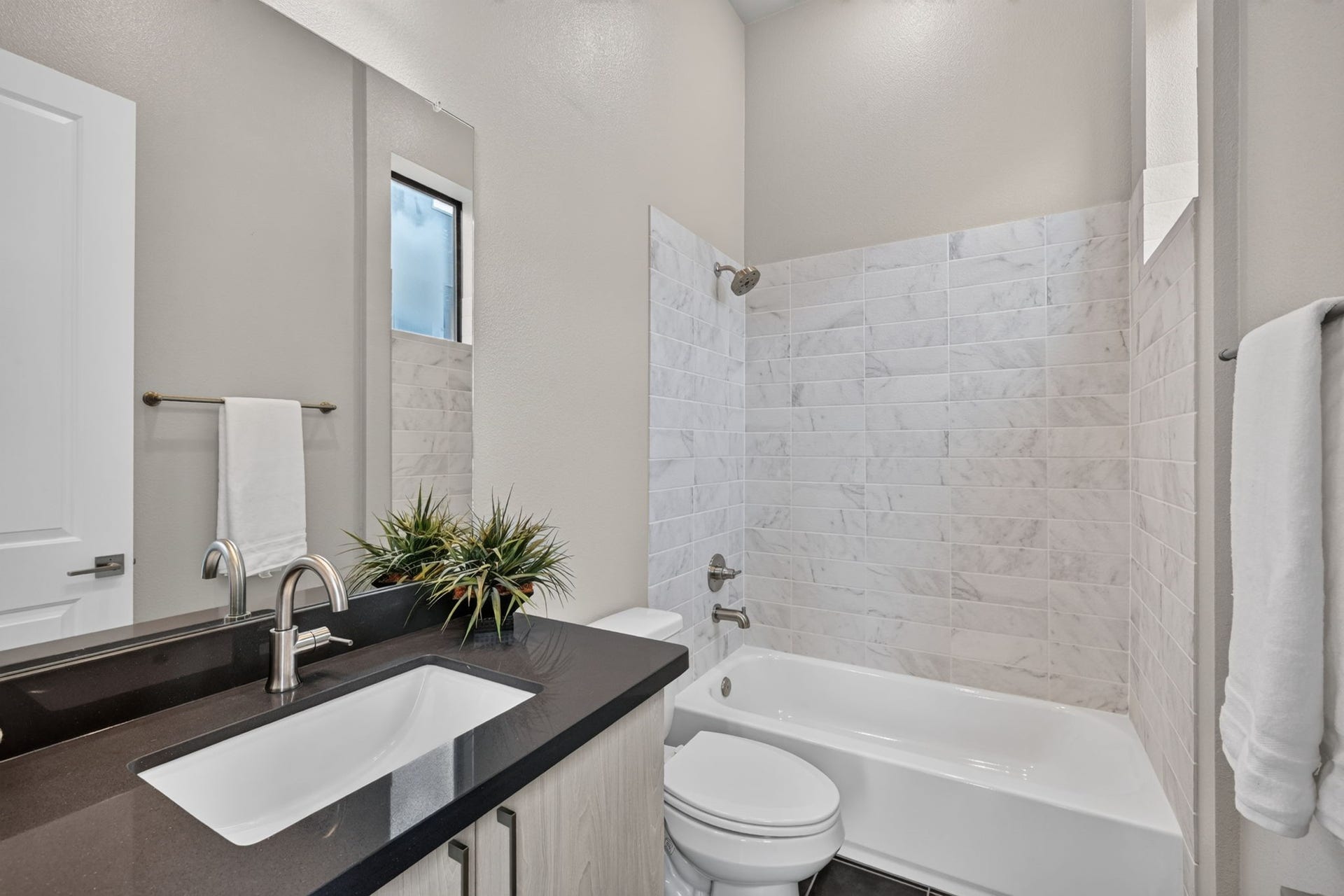 This is the 3rd bedroom/office en-sute bath