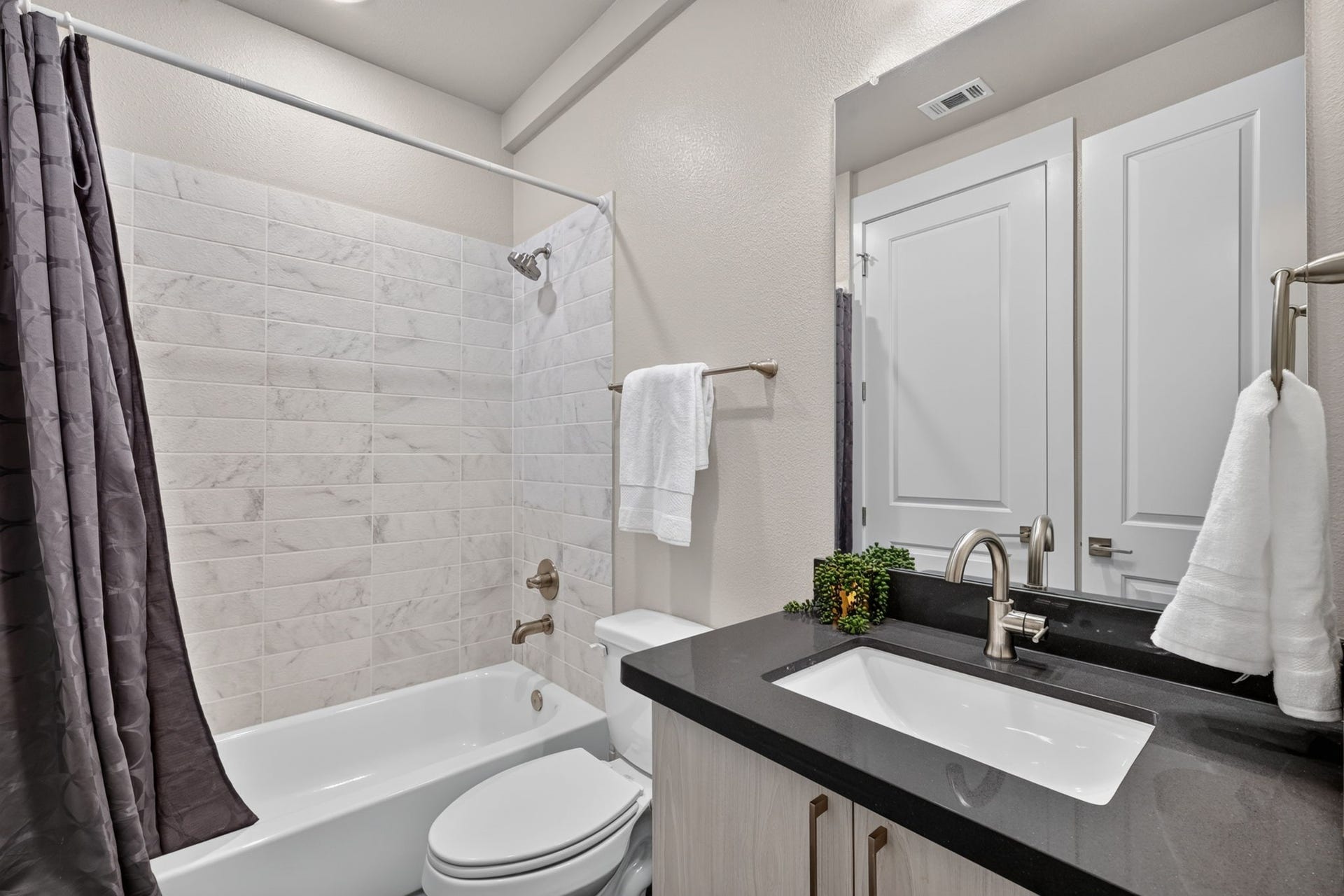 This is the en-suite bath on the 1st floor