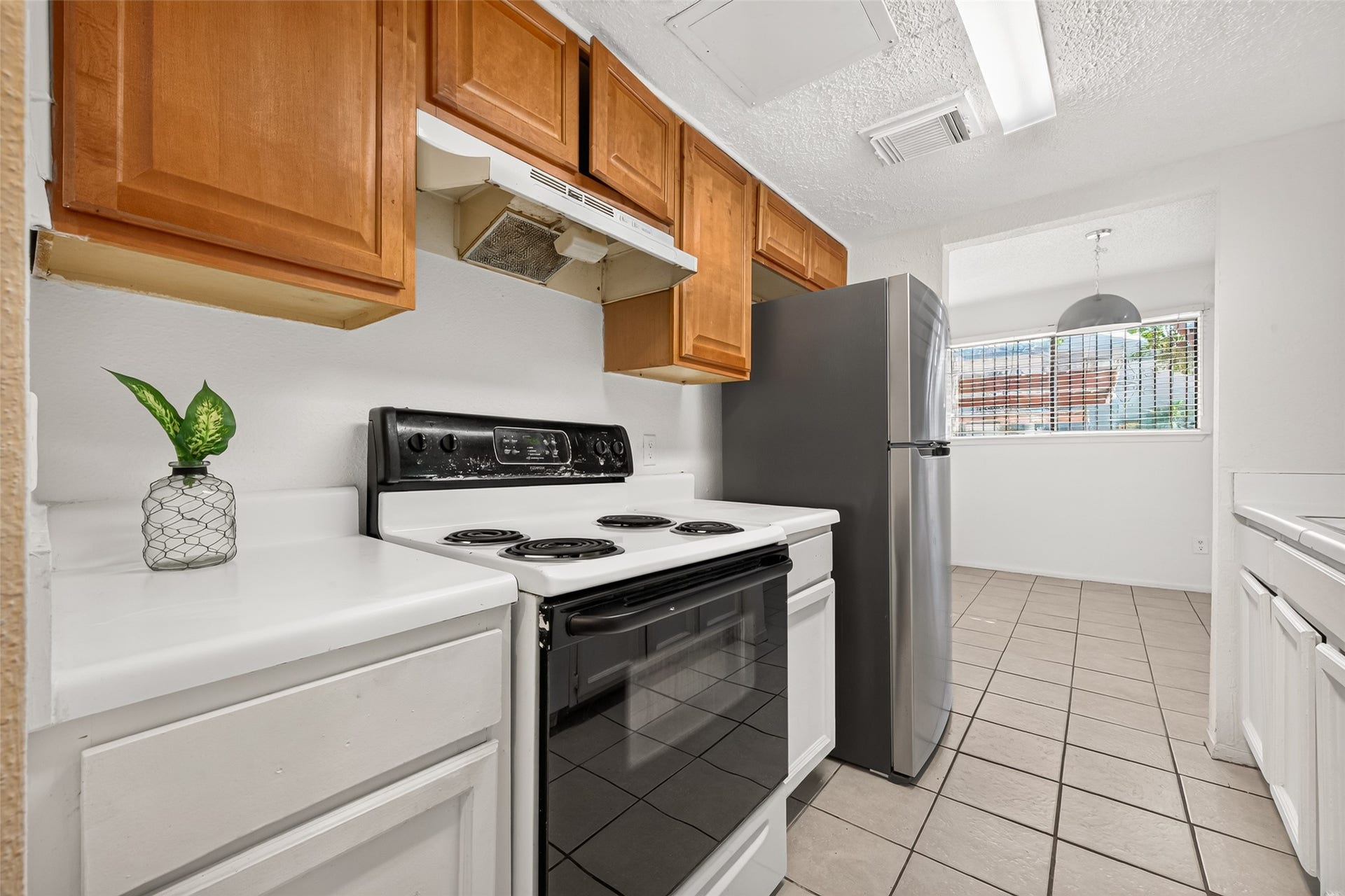 9523 Pagewood Lane, #9523, Houston, TX 77063 Kitchen features a classic electric stove/oven and refrigerator.
