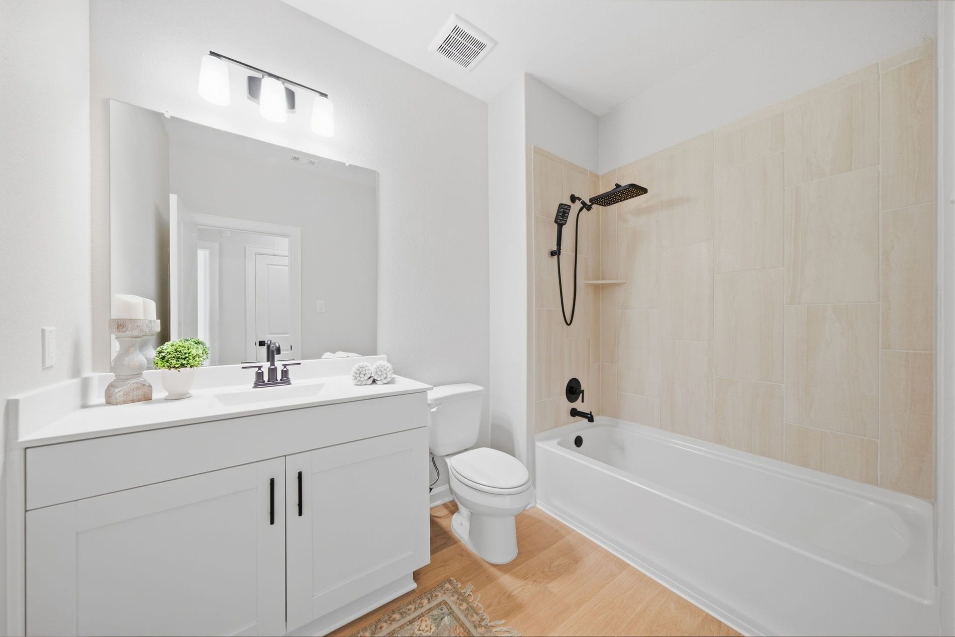 3217 Banyan Drive, Texas City, TX 77539 Guest bathroom