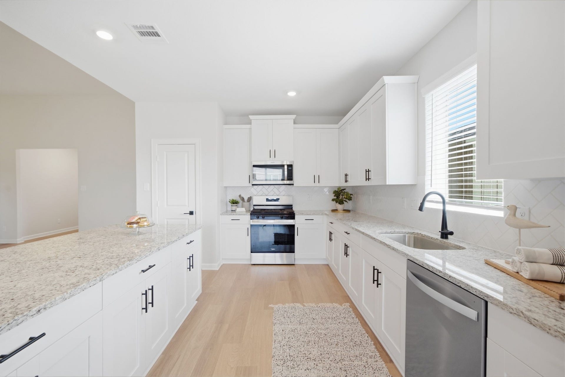 3217 Banyan Drive, Texas City, TX 77539 Bright kitchen