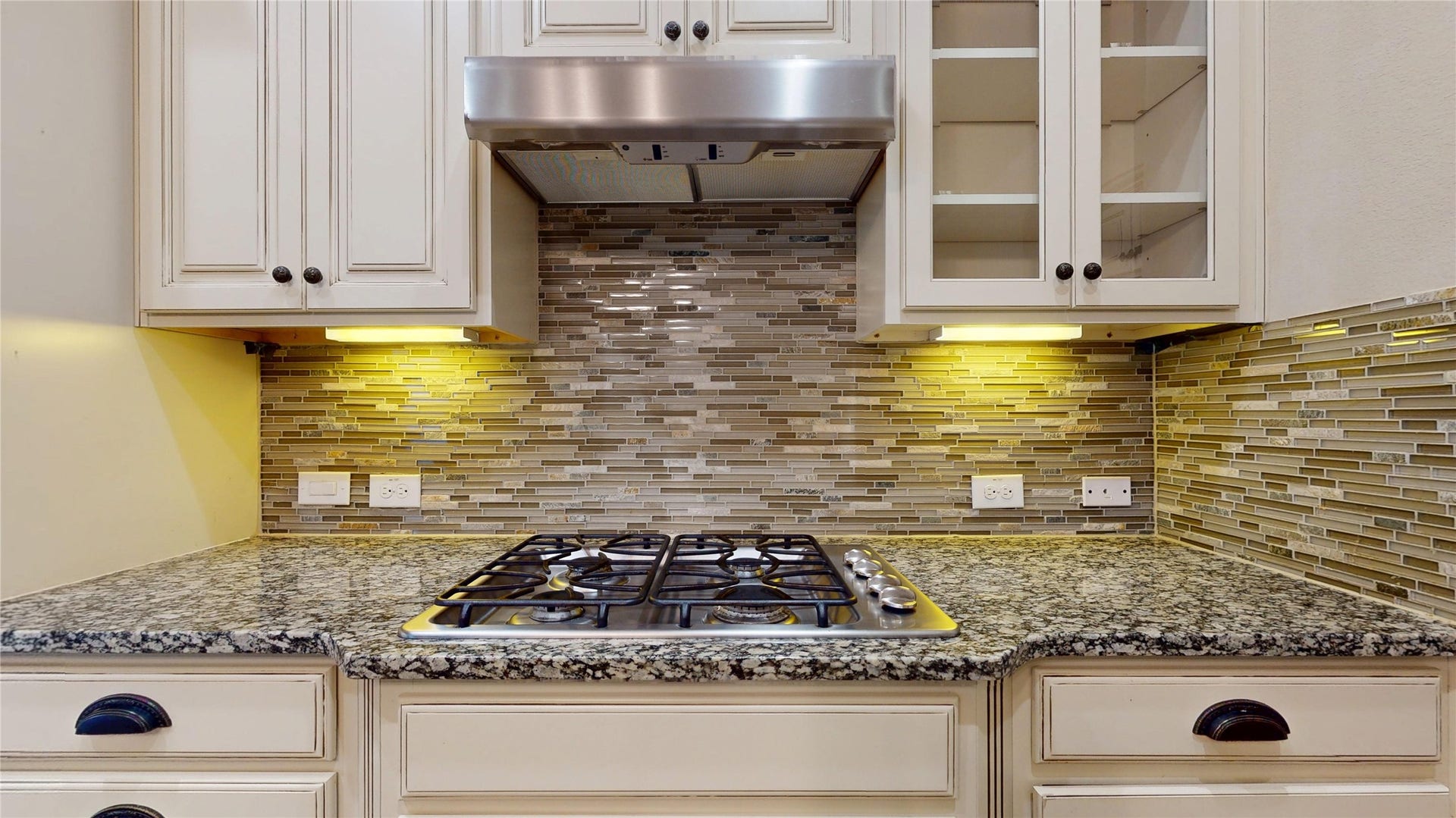 126 Bellardia Court, Montgomery, TX 77316 Under cabinet lights