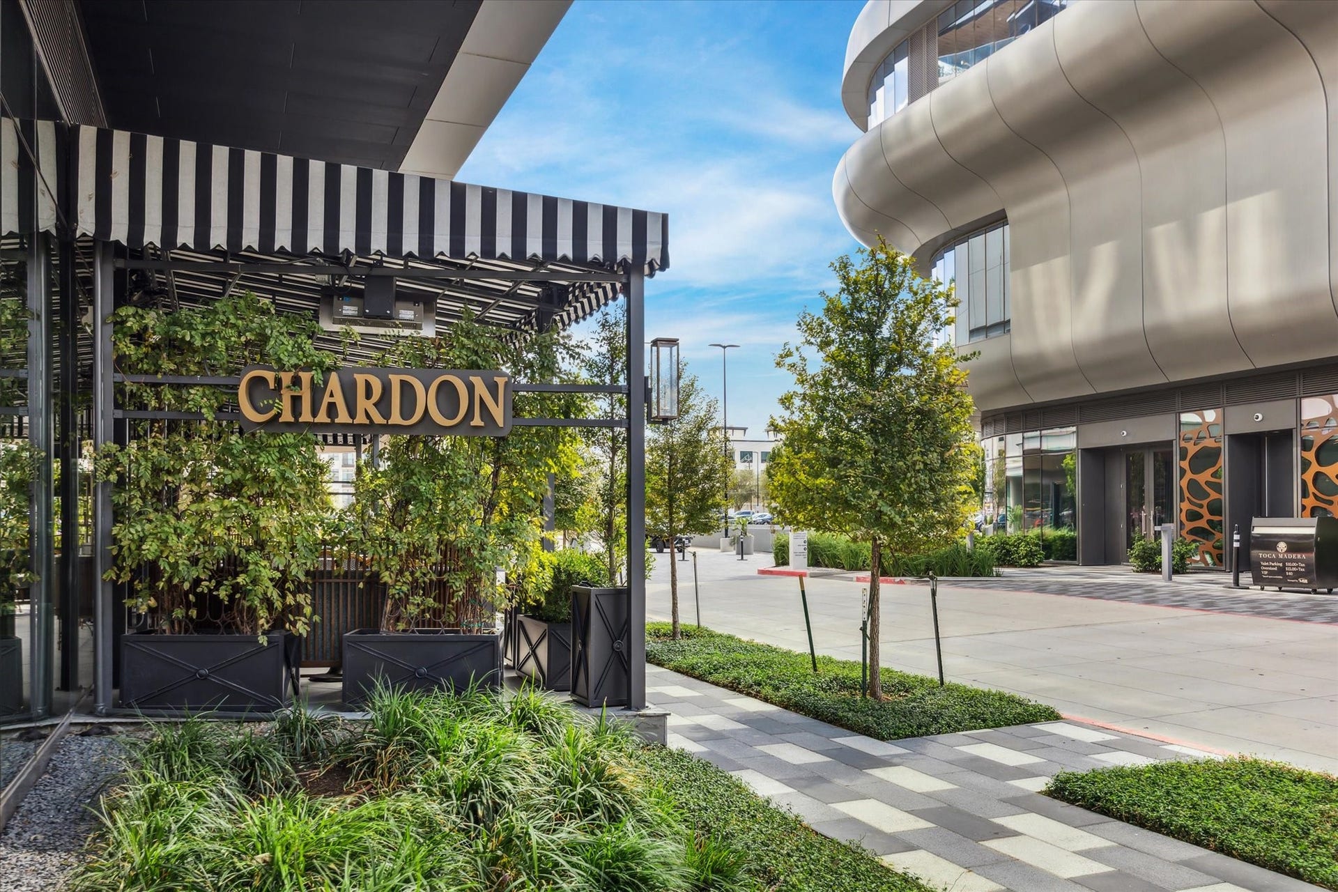 Chardon French Bistro with indoor and door dining.