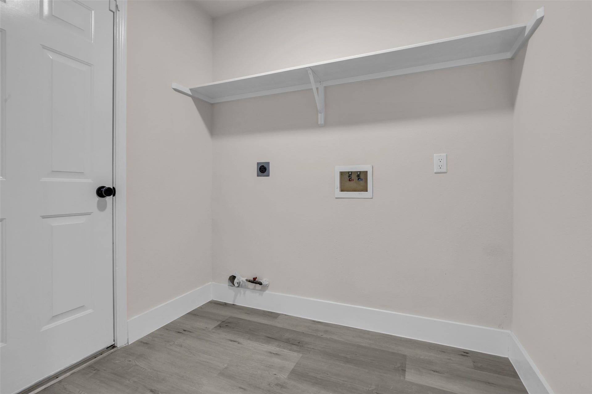 6110 Four River Drive, Richmond, TX 77469 Convenient laundry area with hookups for washer and dryer, featuring a built-in shelf for additional storage.