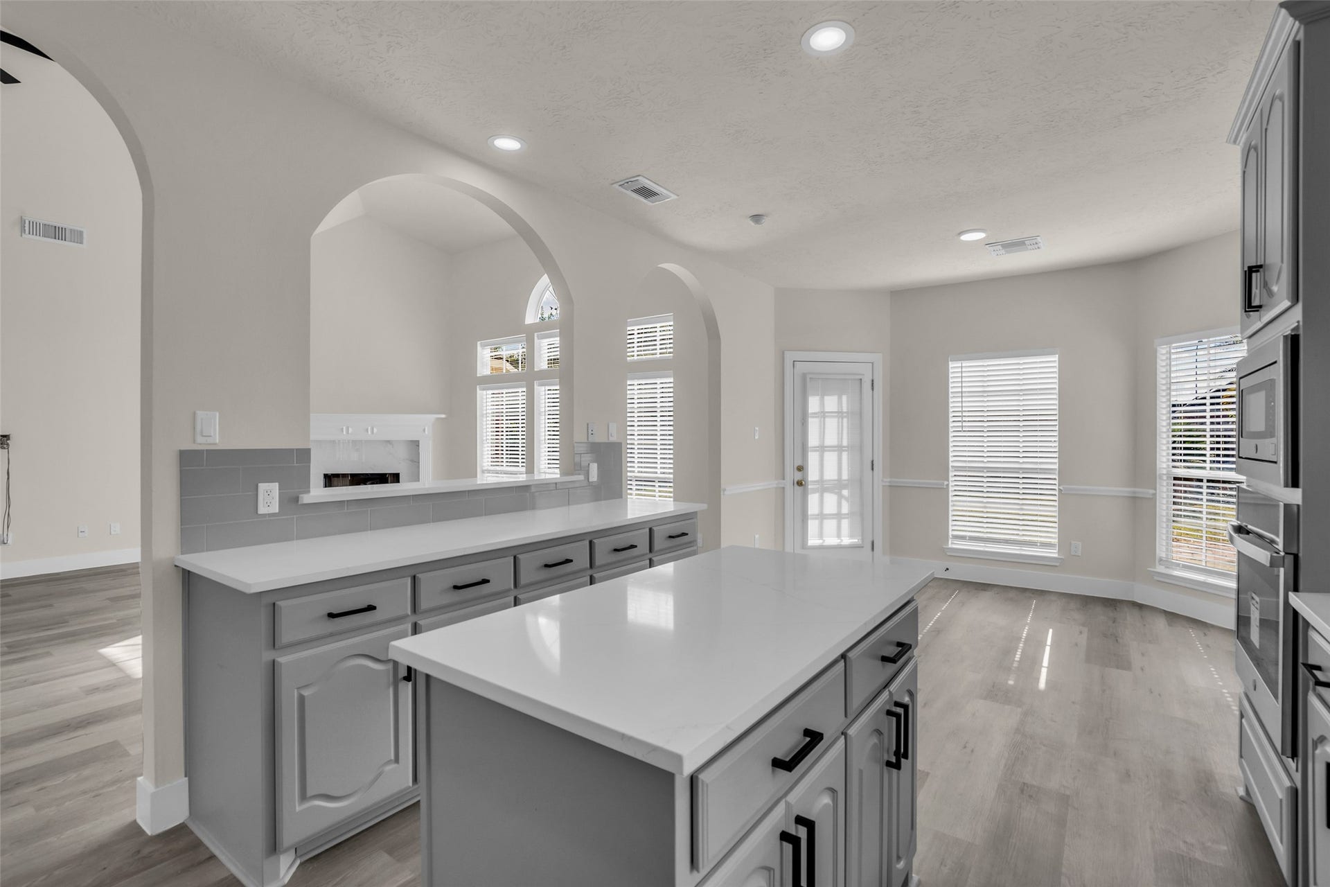 6110 Four River Drive, Richmond, TX 77469 Large windows and archways enhance the open feel of the breakfast area