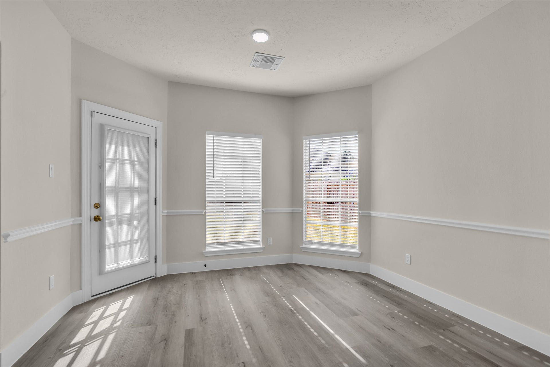 6110 Four River Drive, Richmond, TX 77469 Your cozy breakfast nook!