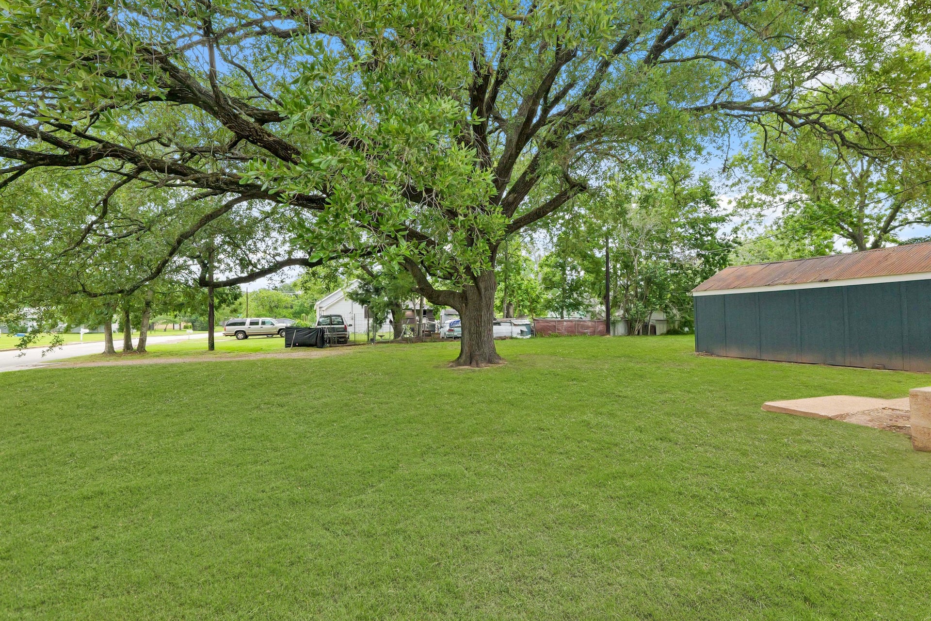 The backyard is anchored by a gorgeous mature tree, providing natural beauty, shade, and a peaceful outdoor setting. Thank you for viewing our listing. Call today and schedule your private showing.