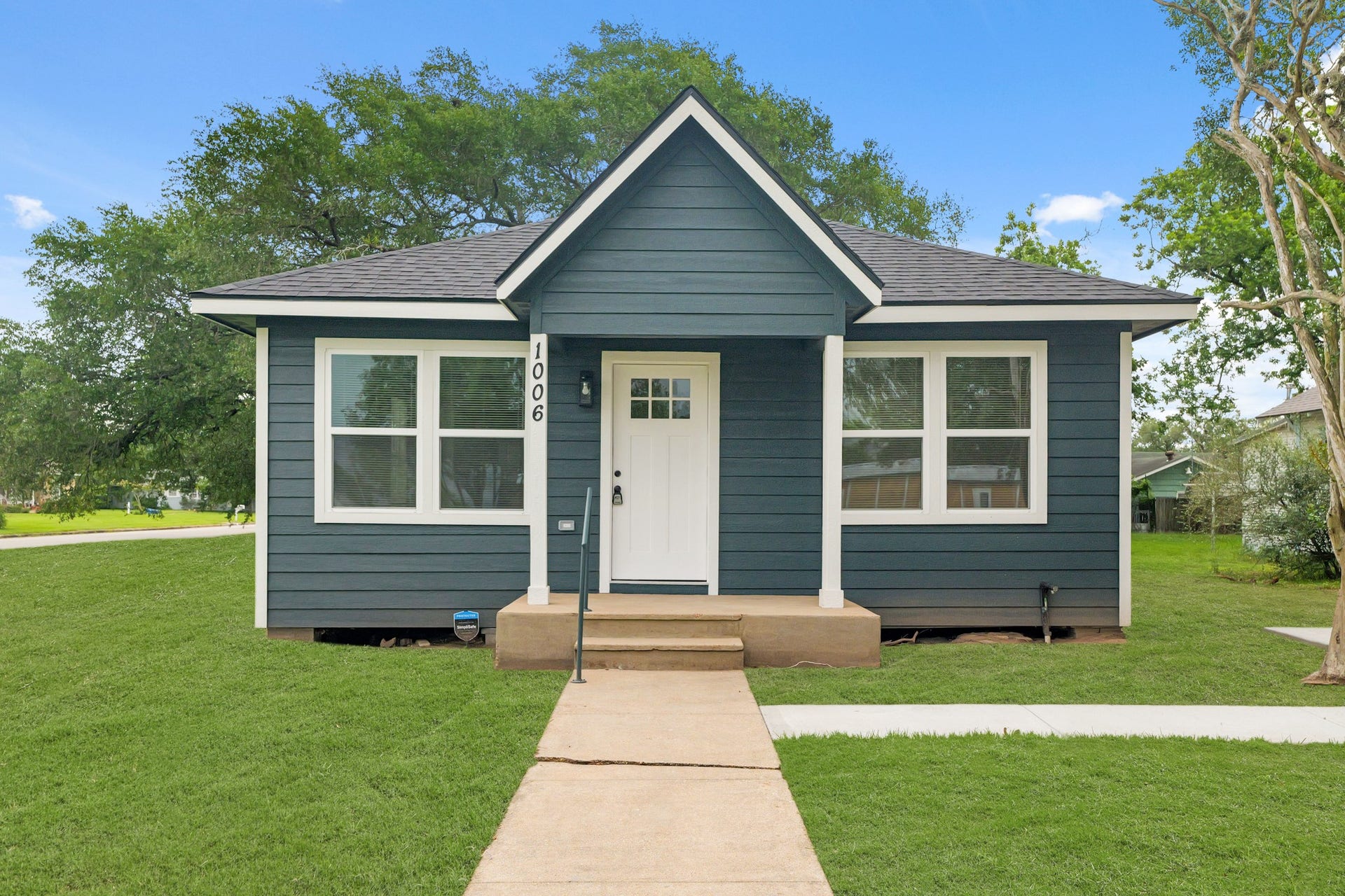 Welcome home to 1006 9th Street in the charming  Hempstead!