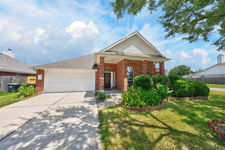 Property photo for 10101 Hidden Falls Drive, Pearland, TX