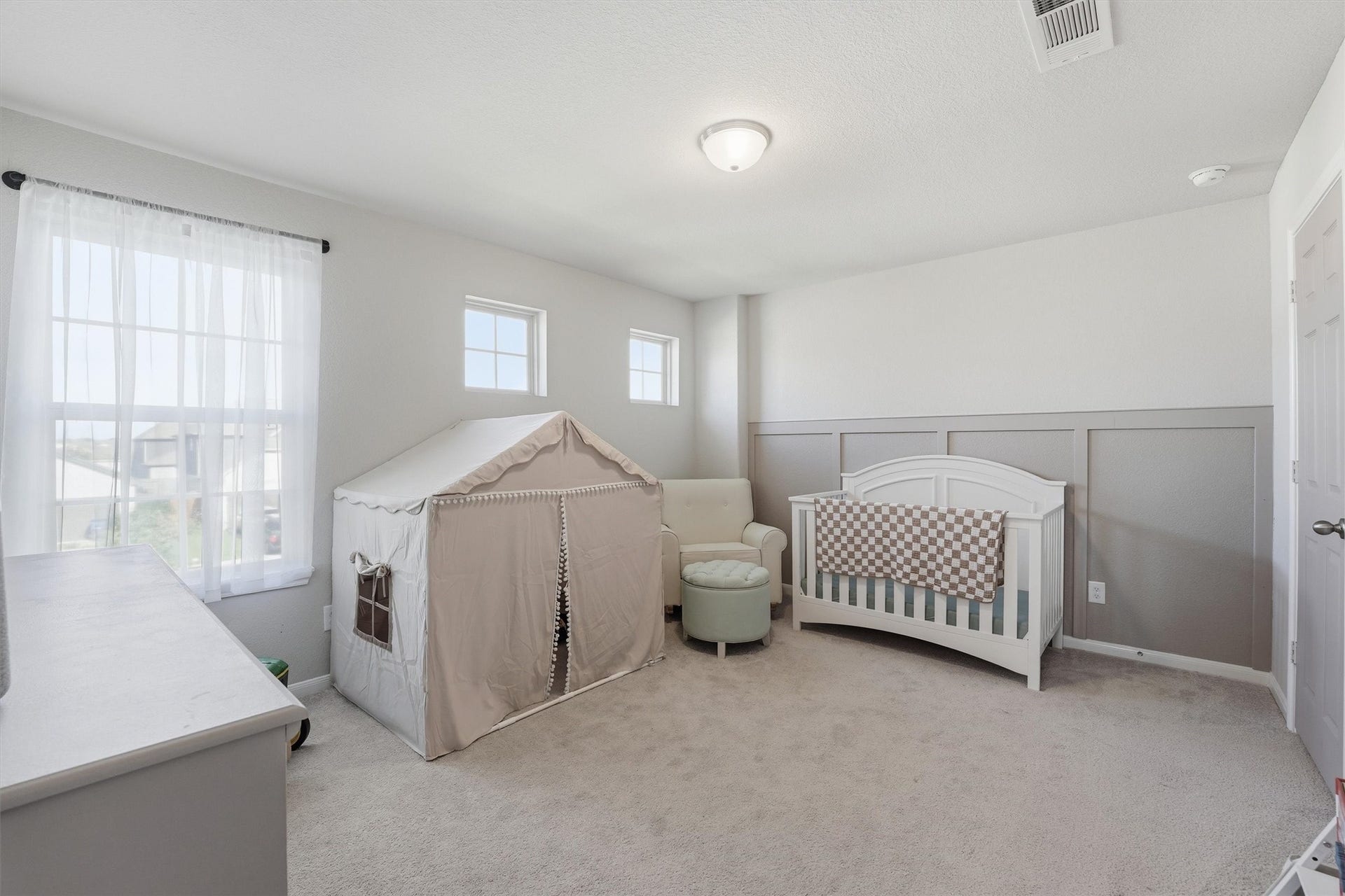 2130 Shellbark Way, La Marque, TX 77568 Bright and spacious secondary bedroom with large closet.