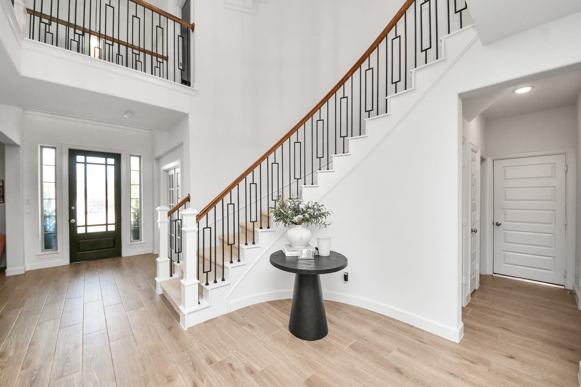 5542 Fairfield Lane, Pasadena, TX 77505 Great location to put your Christmas tree. Stunning two-story foyer with elegant wood and iron staircase, complemented by sleek hardwood floors and abundant natural light.