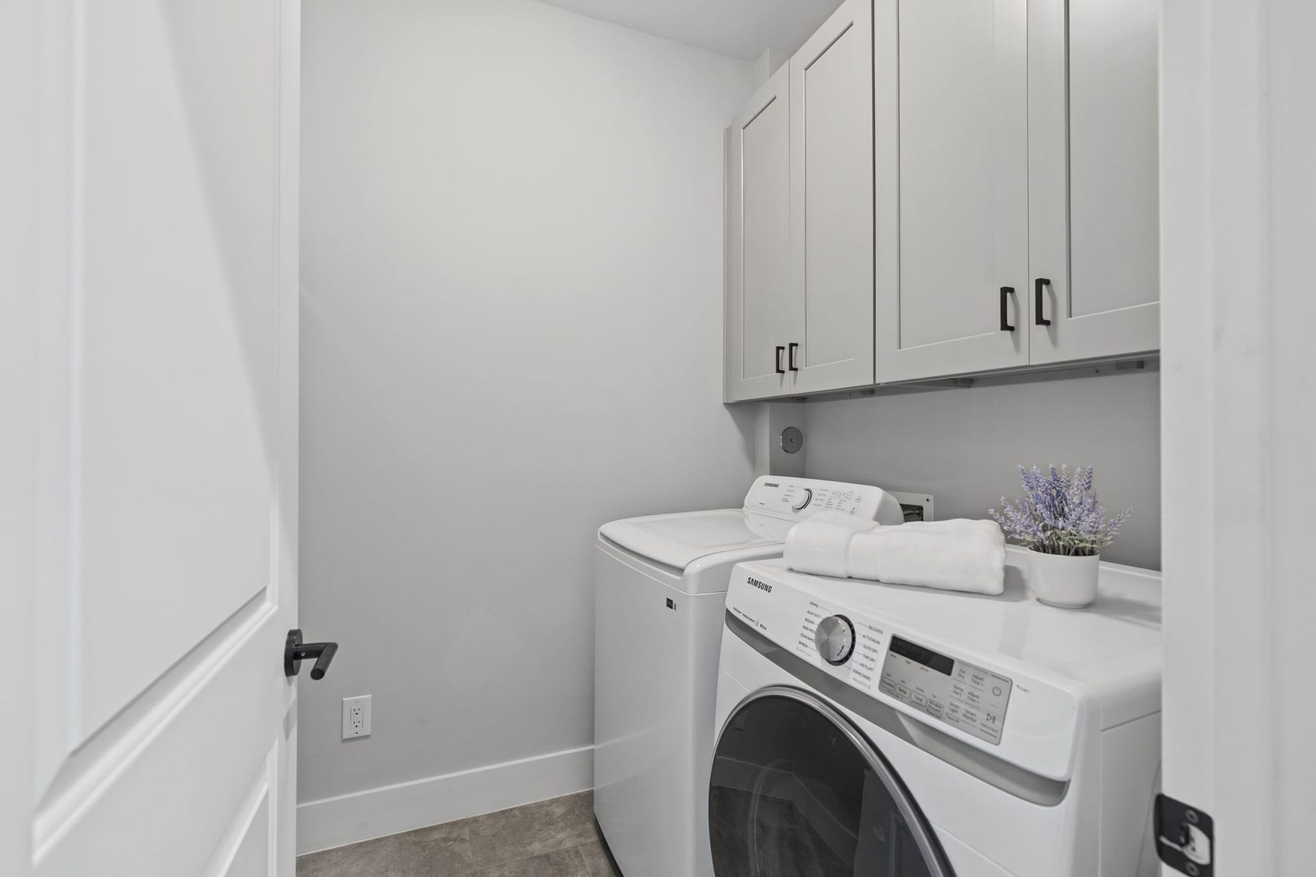 1538 Vermont Street, #A, Houston, TX 77006 A dedicated laundry room features front-loading appliances and overhead cabinetry, keeping everyday essentials neatly organized.