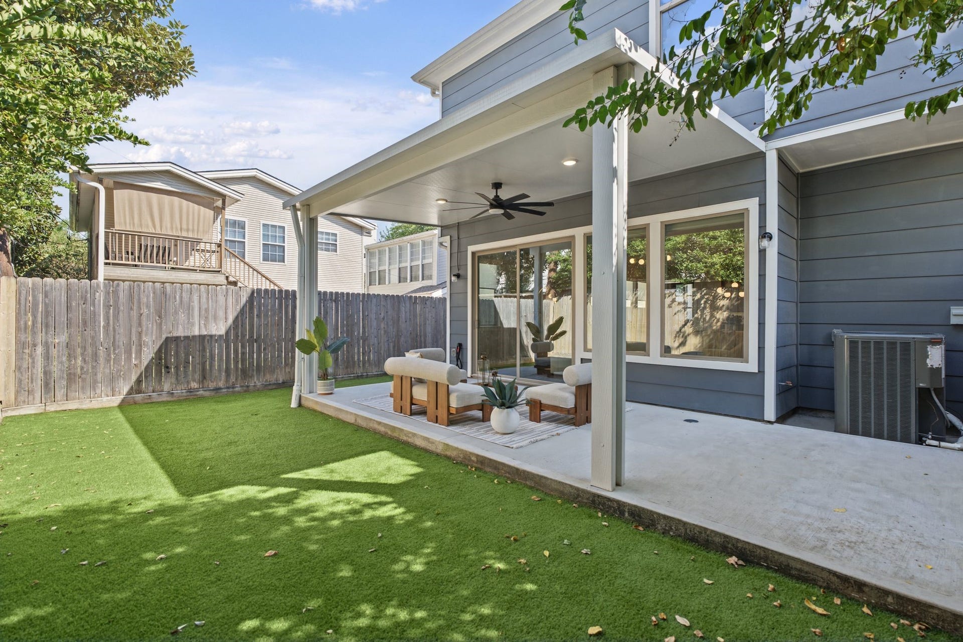 1538 Vermont Street, #A, Houston, TX 77006 A fenced backyard with low-maintenance brand new turf offers a private outdoor setting for relaxing, entertaining, or enjoying time outside.