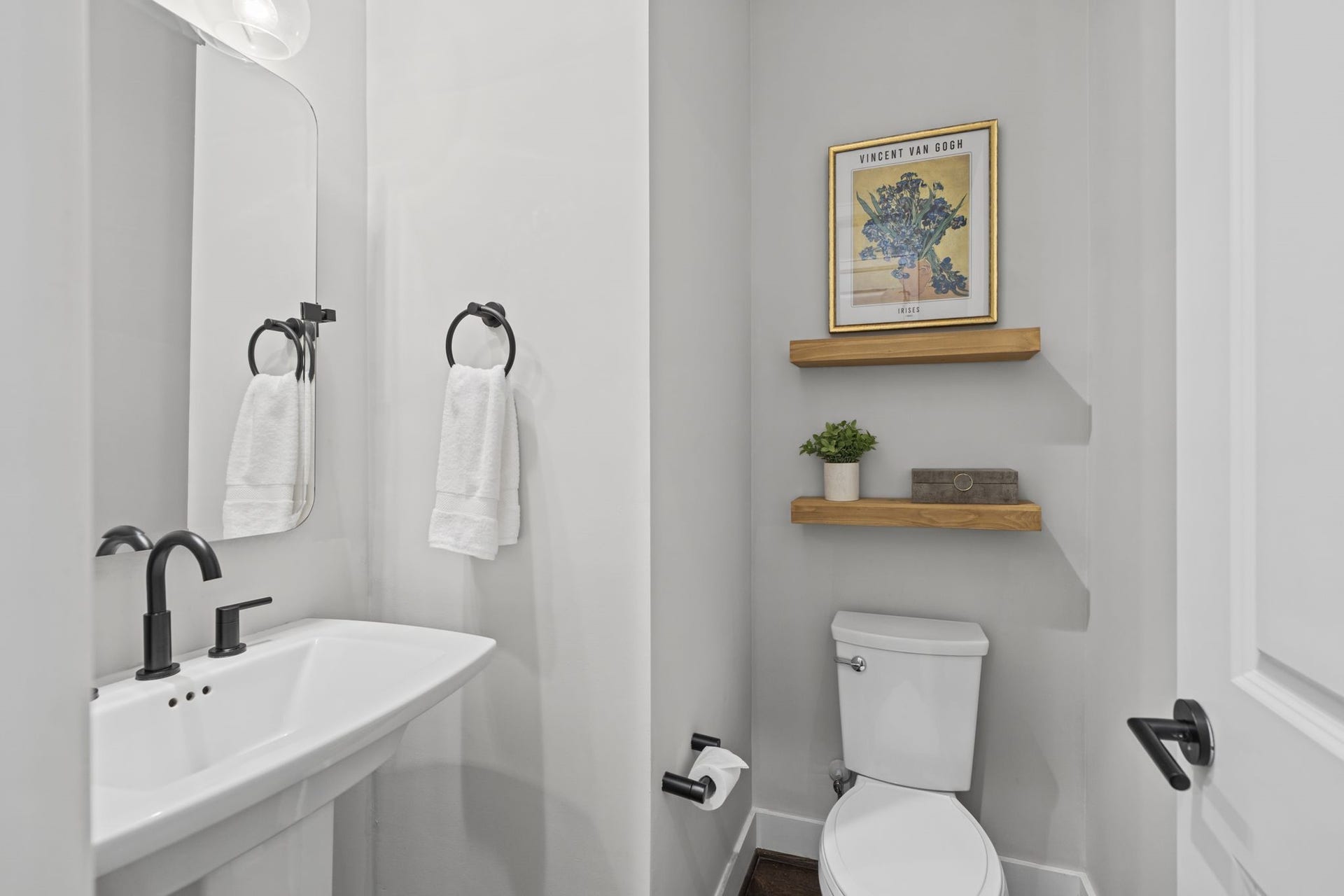 1538 Vermont Street, #A, Houston, TX 77006 Beautiful powder room with access from the main living room.