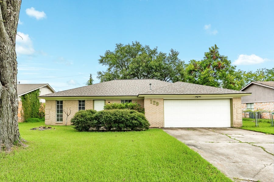 Property photo for 129 La Laja Drive, Angleton, TX