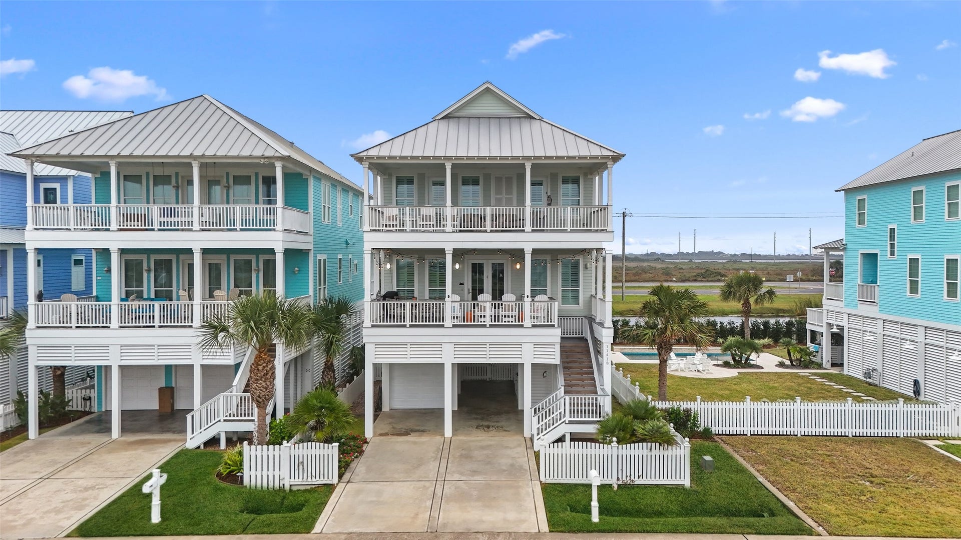11418 Starfish Lane, Galveston, TX 77554 Welcome to the Starfish Residence, a luxurious coastal retreat located in the prestigious Beachside Village on Galvestons West End.