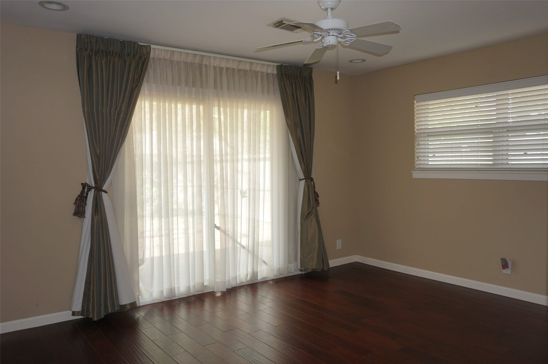 5422 Darnell Street, Houston, TX 77096 5422 Darnell Street, Houston, TX 77096
