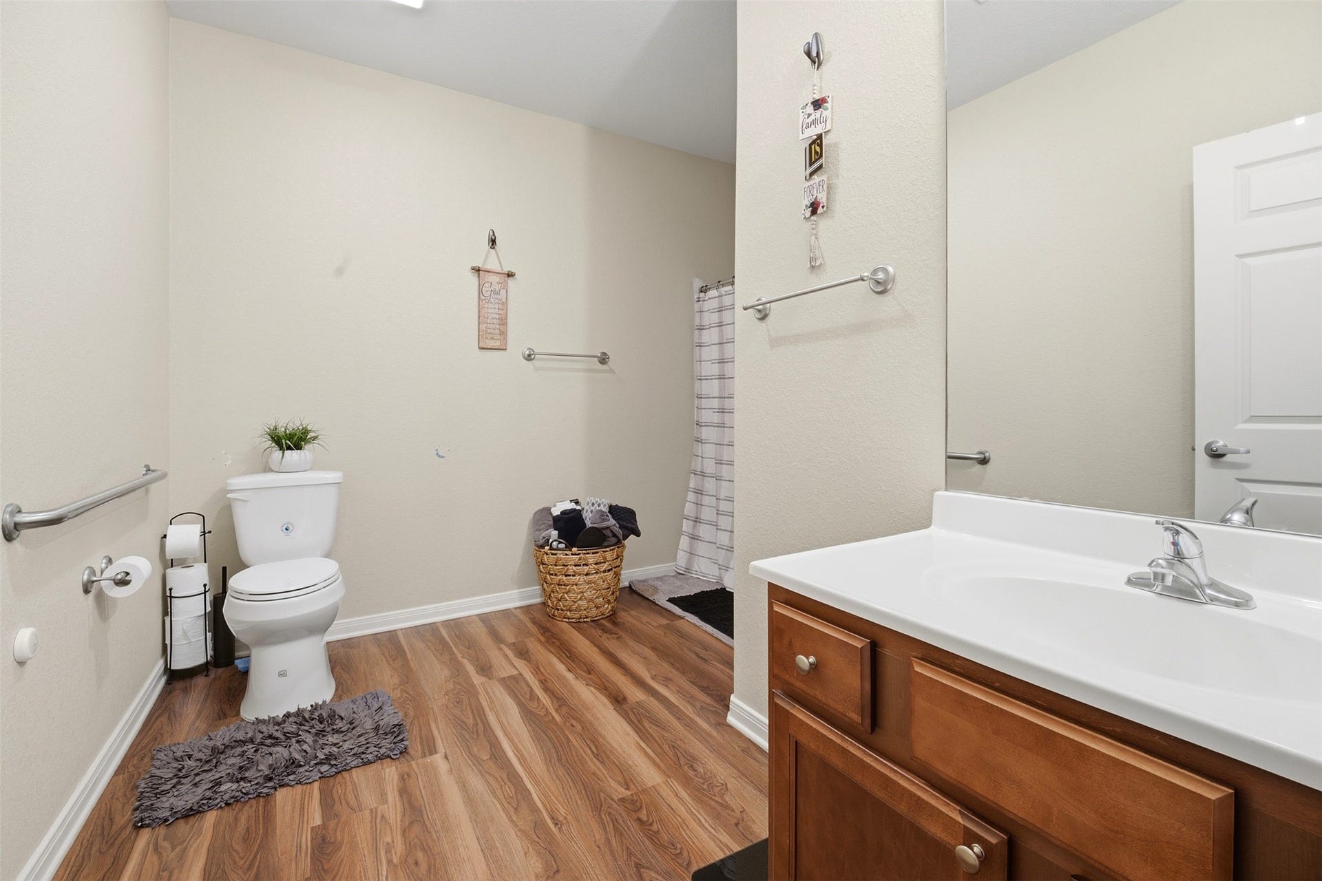 3030 Oakdale Street, Houston, TX 77004 Primary Bathroom