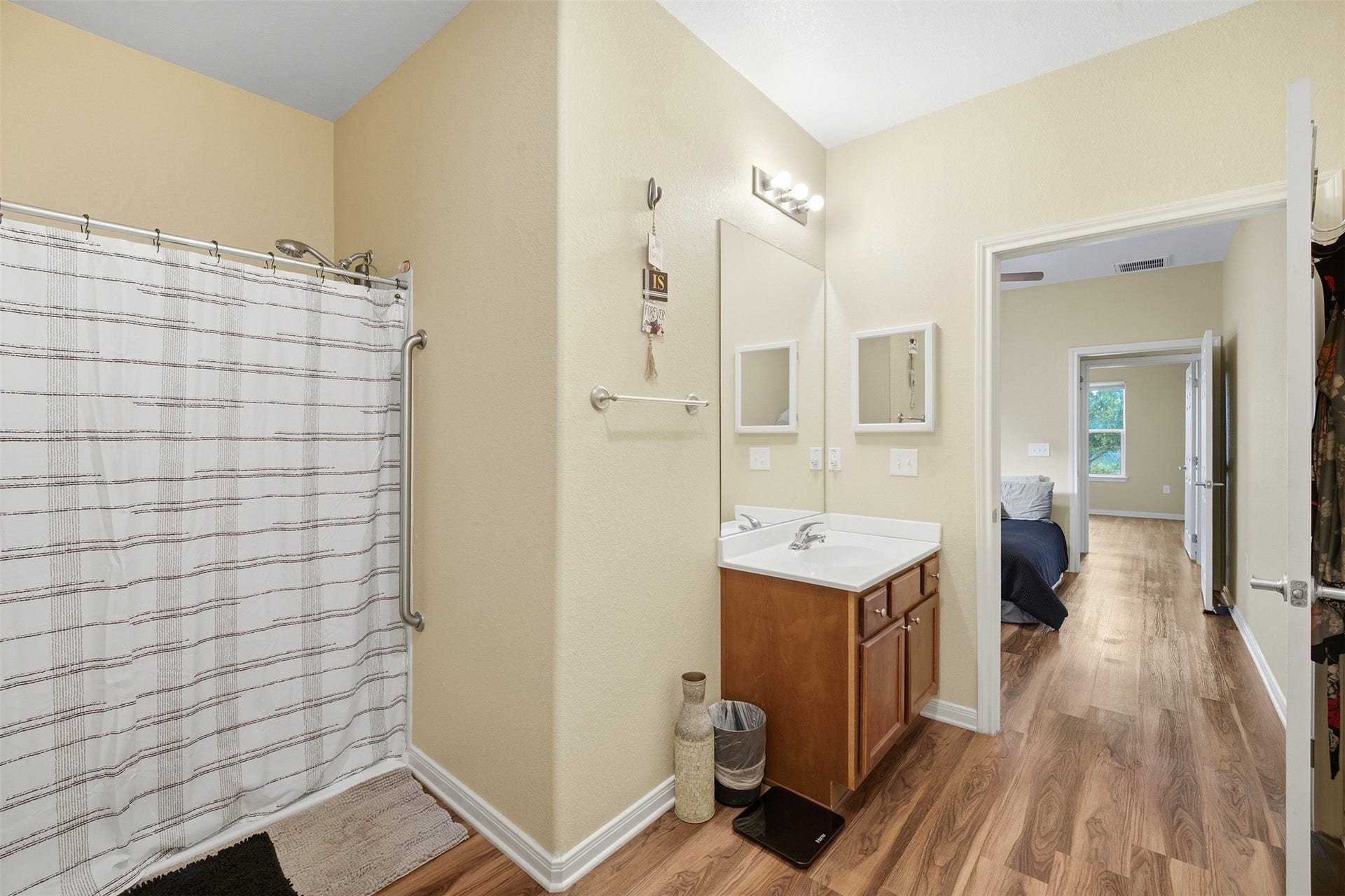 3030 Oakdale Street, Houston, TX 77004 Primary Bathroom