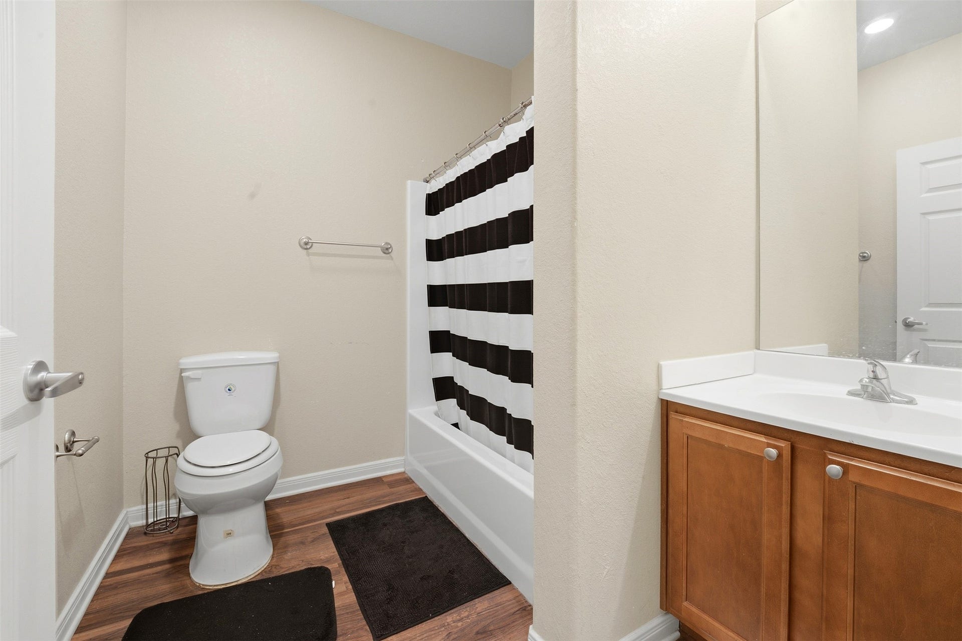 3030 Oakdale Street, Houston, TX 77004 Secondary Bathroom